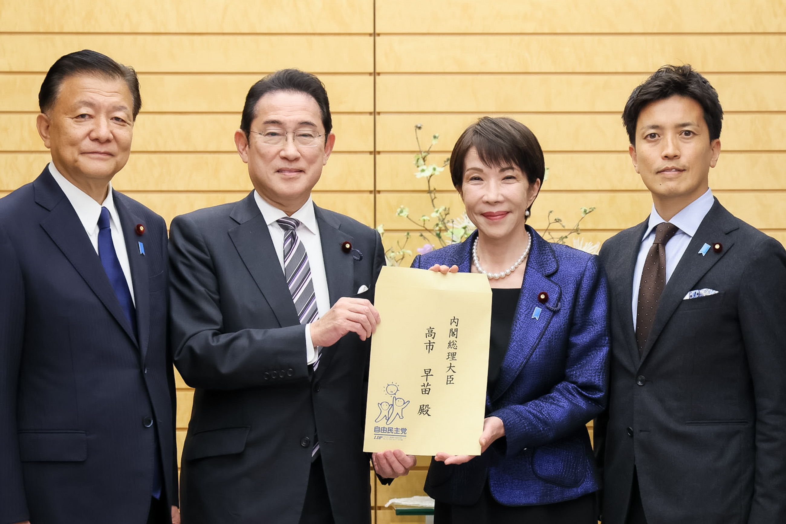 Prime Minister Takaichi receiving a proposal (2)