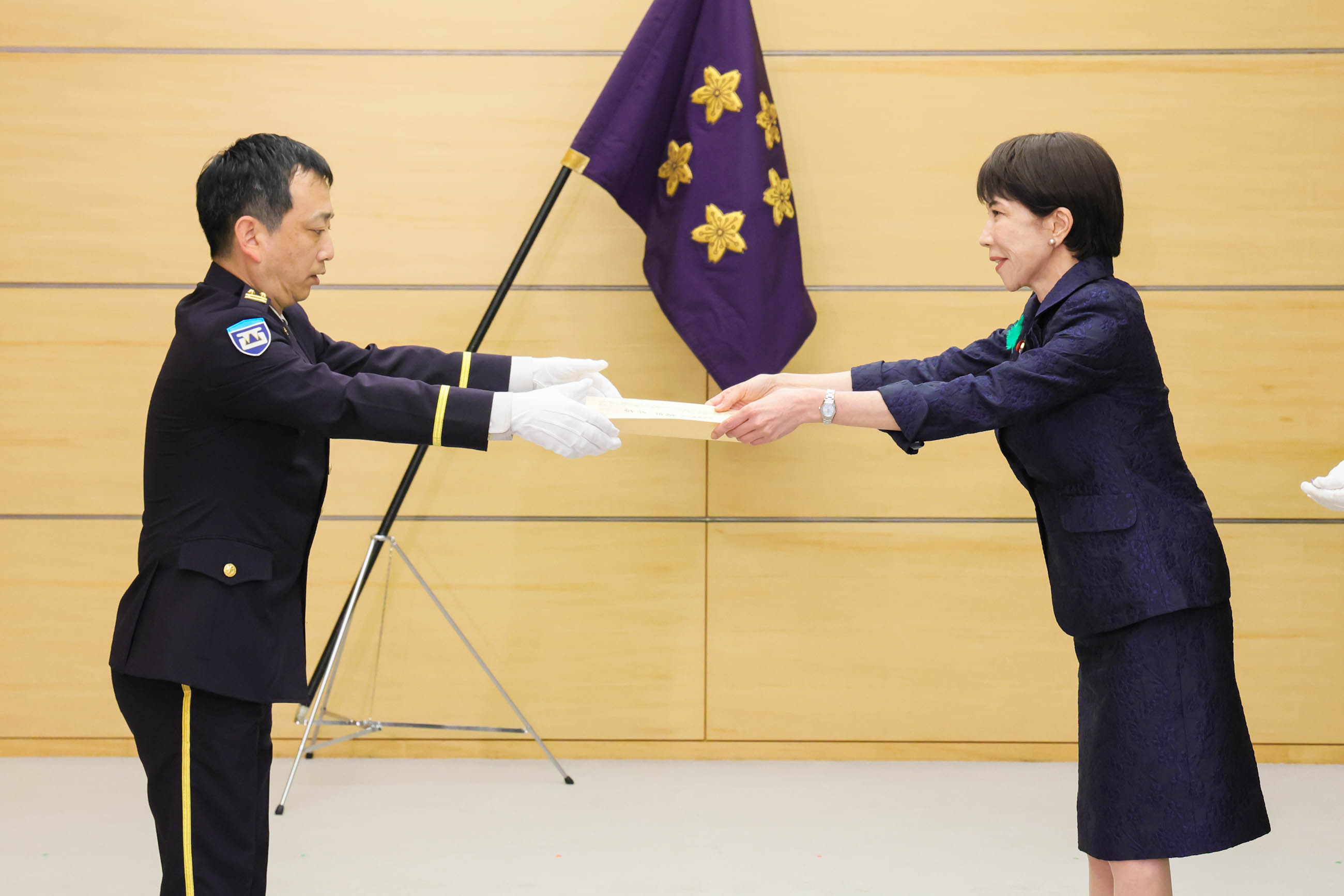 Prime Minister Takaichi presenting an award (1)