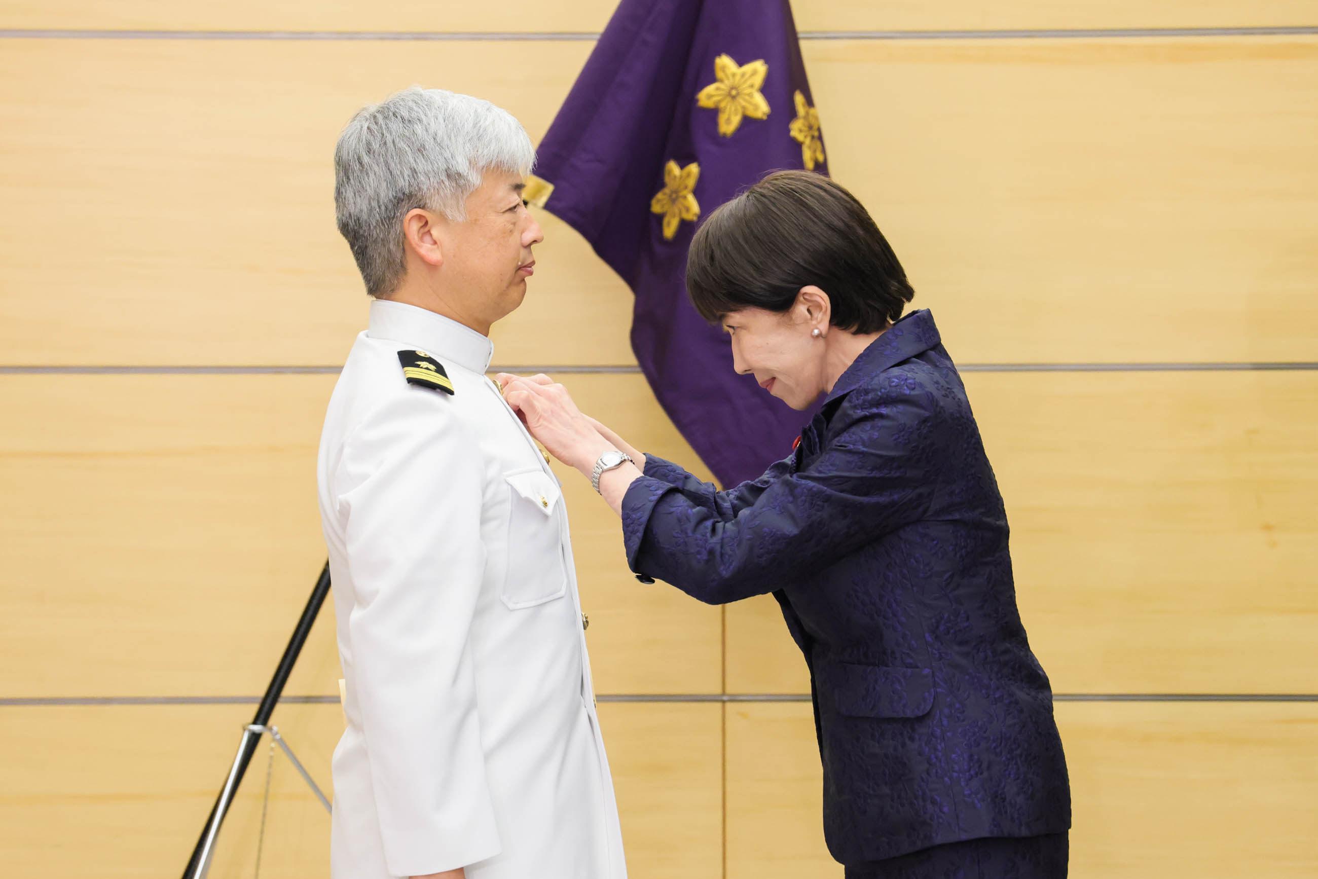 Prime Minister Takaichi presenting an award (2)