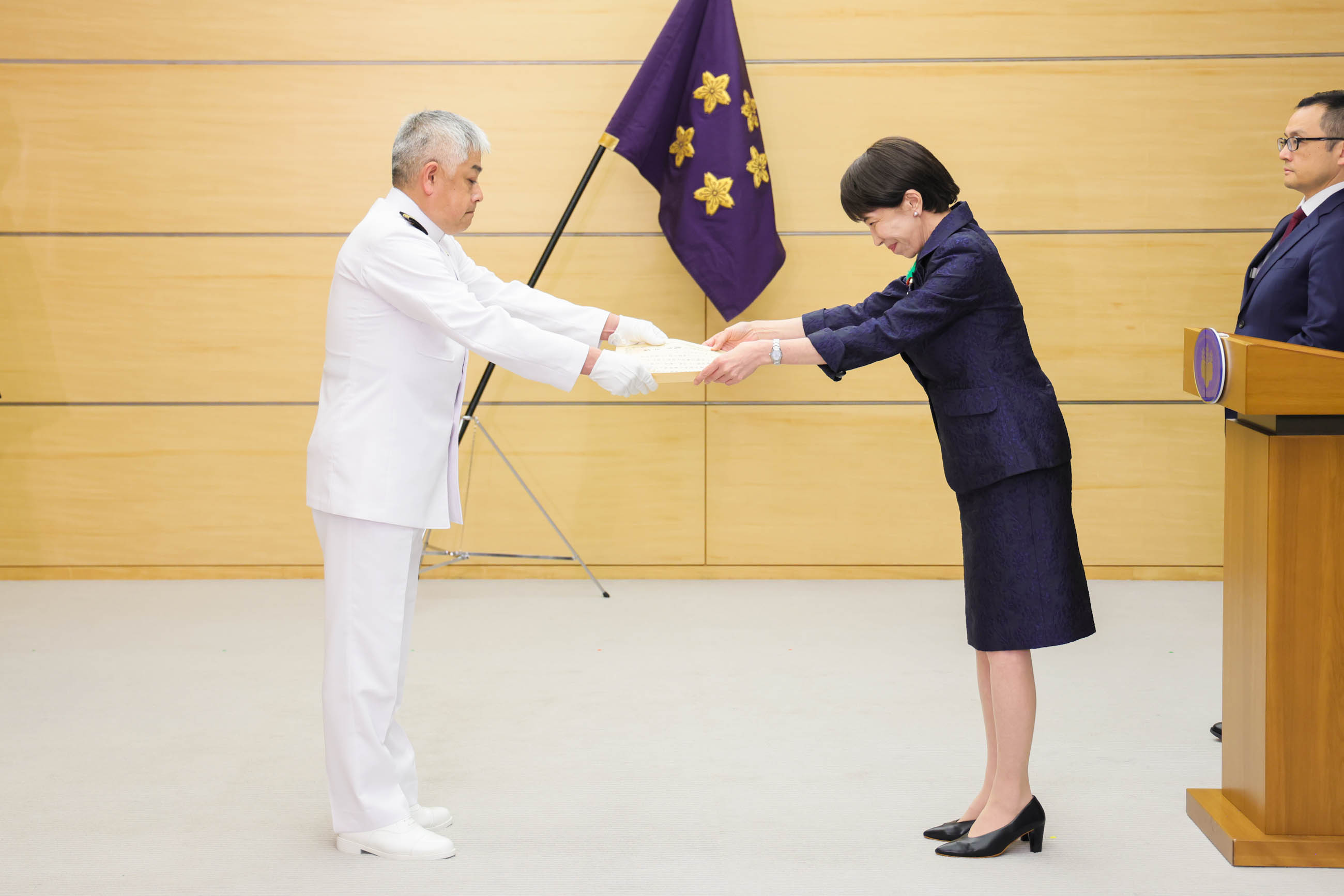 Prime Minister Takaichi presenting an award (3)