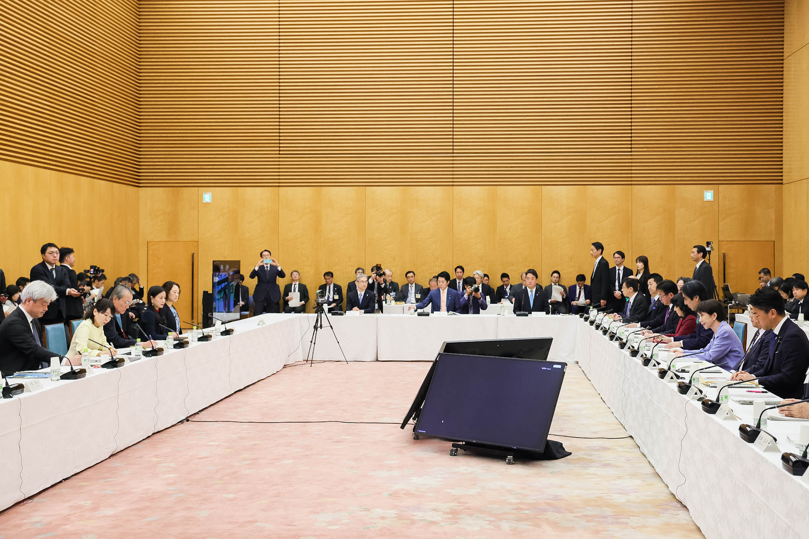 Prime Minister Takaichi wrapping up the meeting (5)