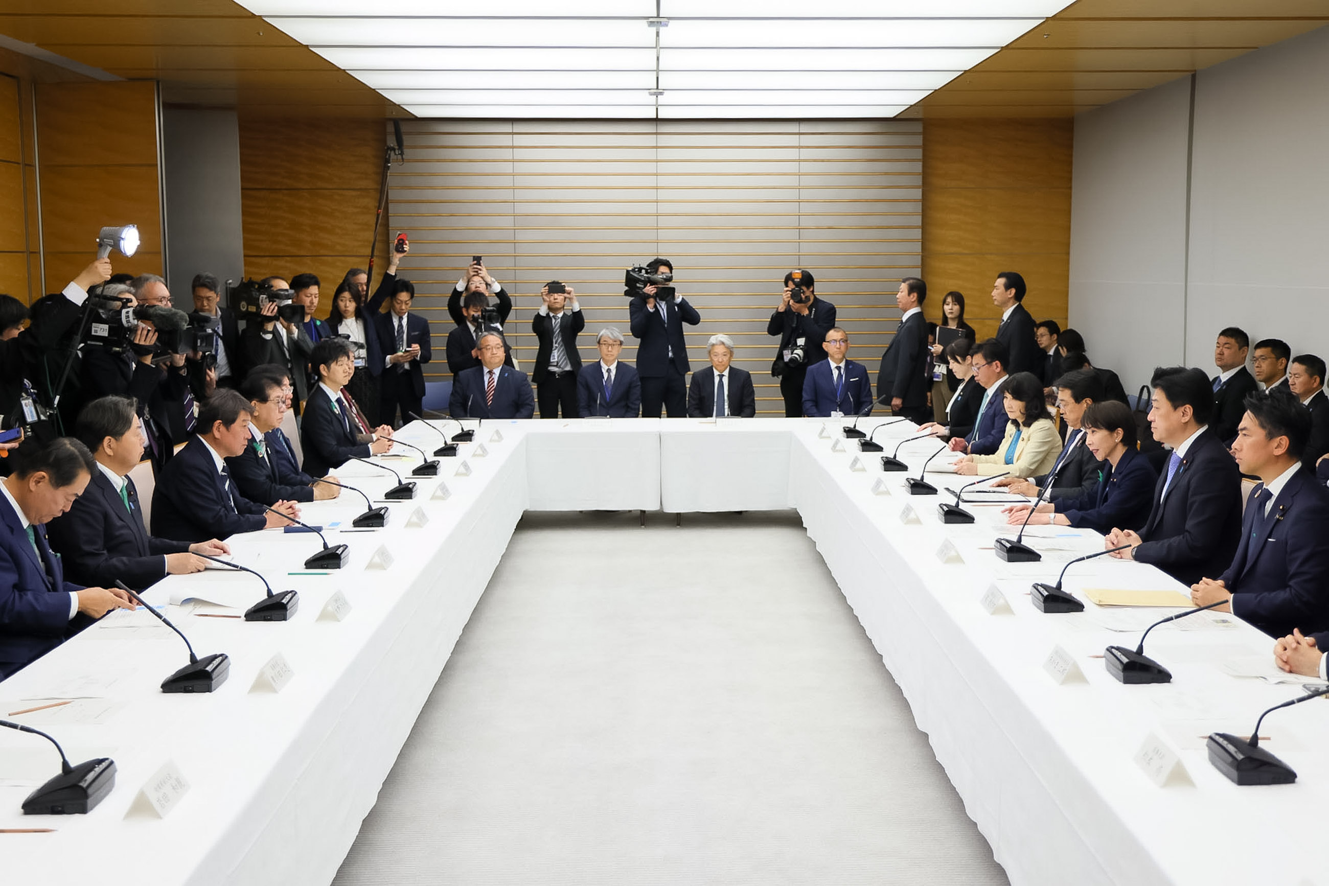 Prime Minister Takaichi wrapping up the meeting (2)