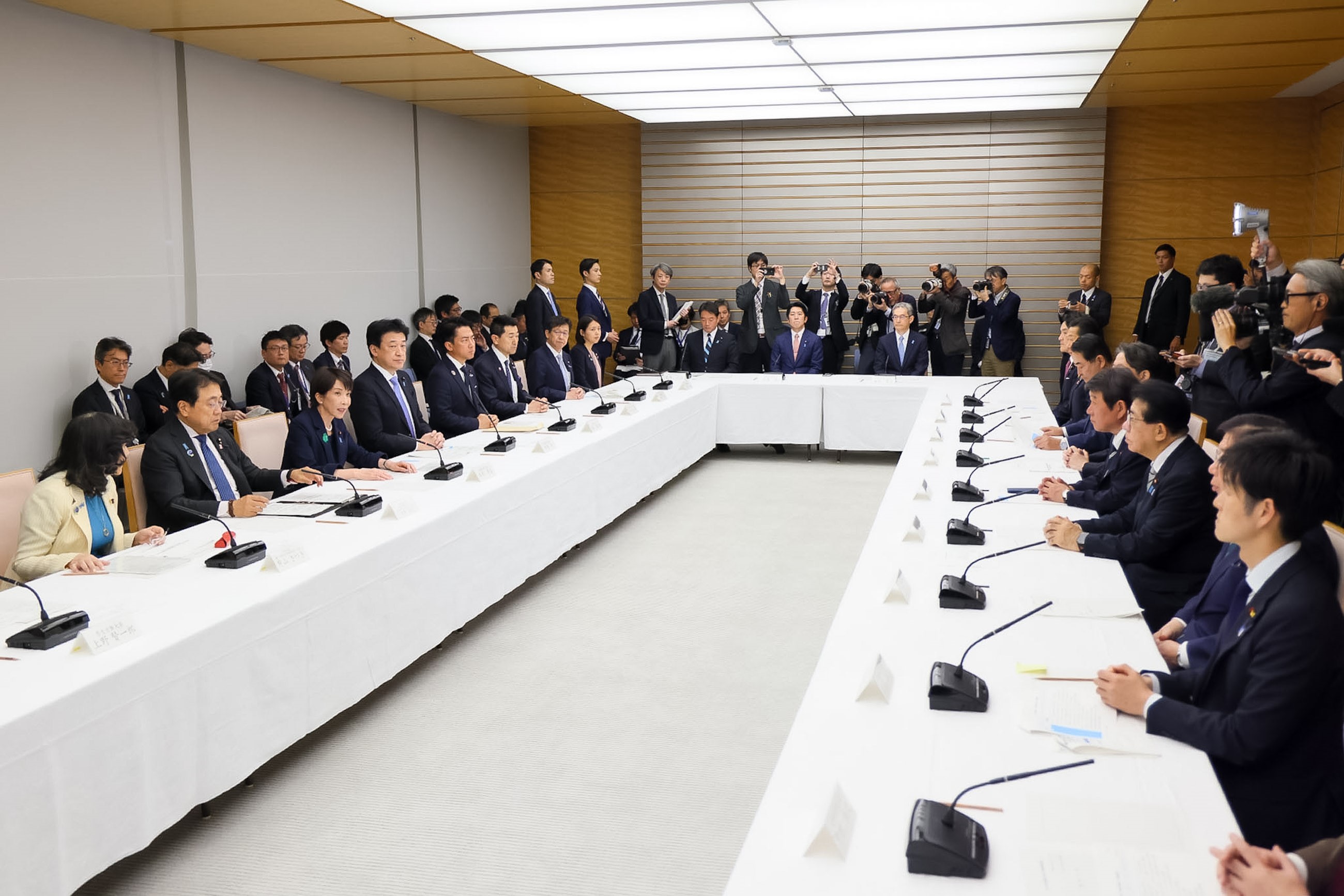 Prime Minister Takaichi wrapping up the meeting (3)