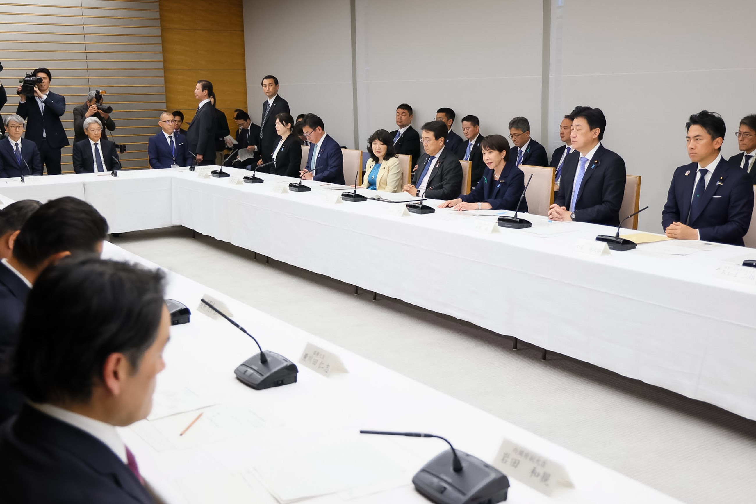 Prime Minister Takaichi wrapping up the meeting (5)