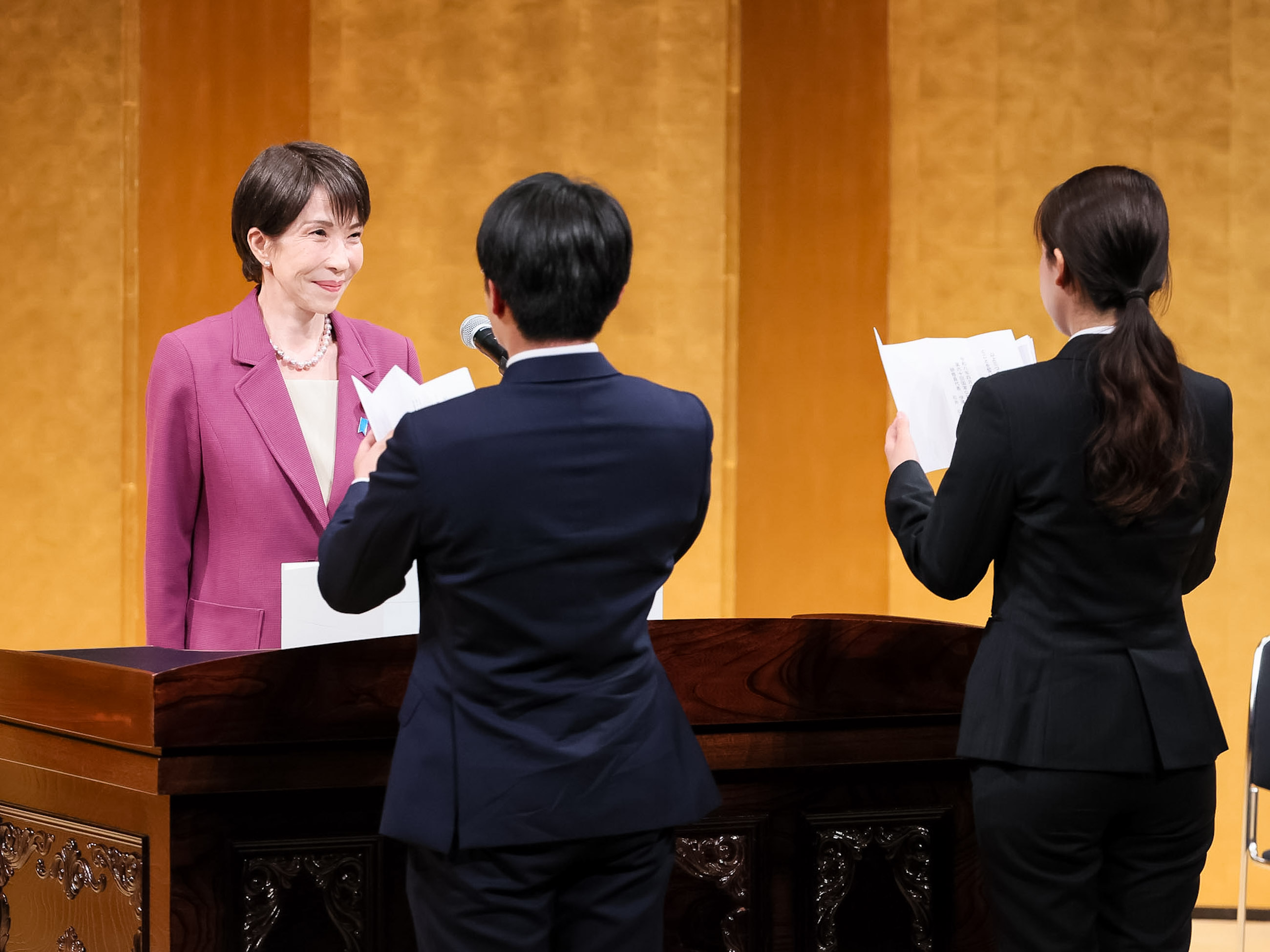 Prime Minister Takaichi receiving the trainees’ declaration of determination (1)