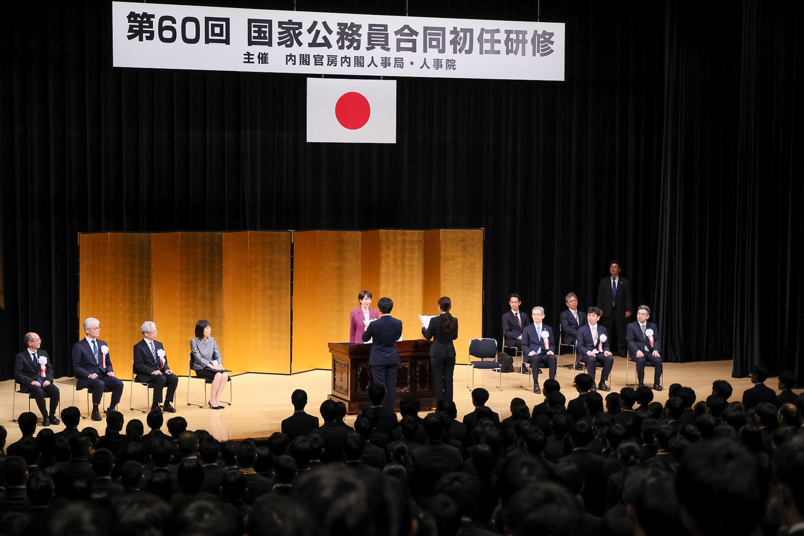 Prime Minister Takaichi receiving the trainees’ declaration of determination (2)