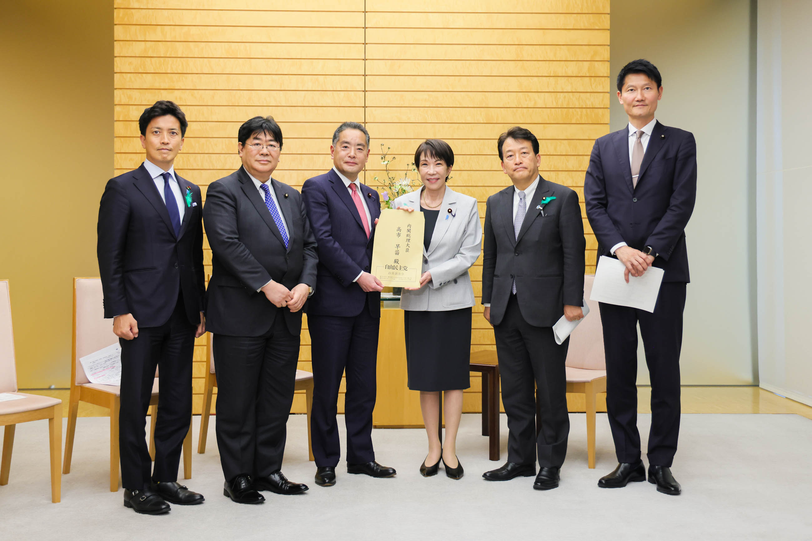 Prime Minister Takaichi receiving a proposal (1)