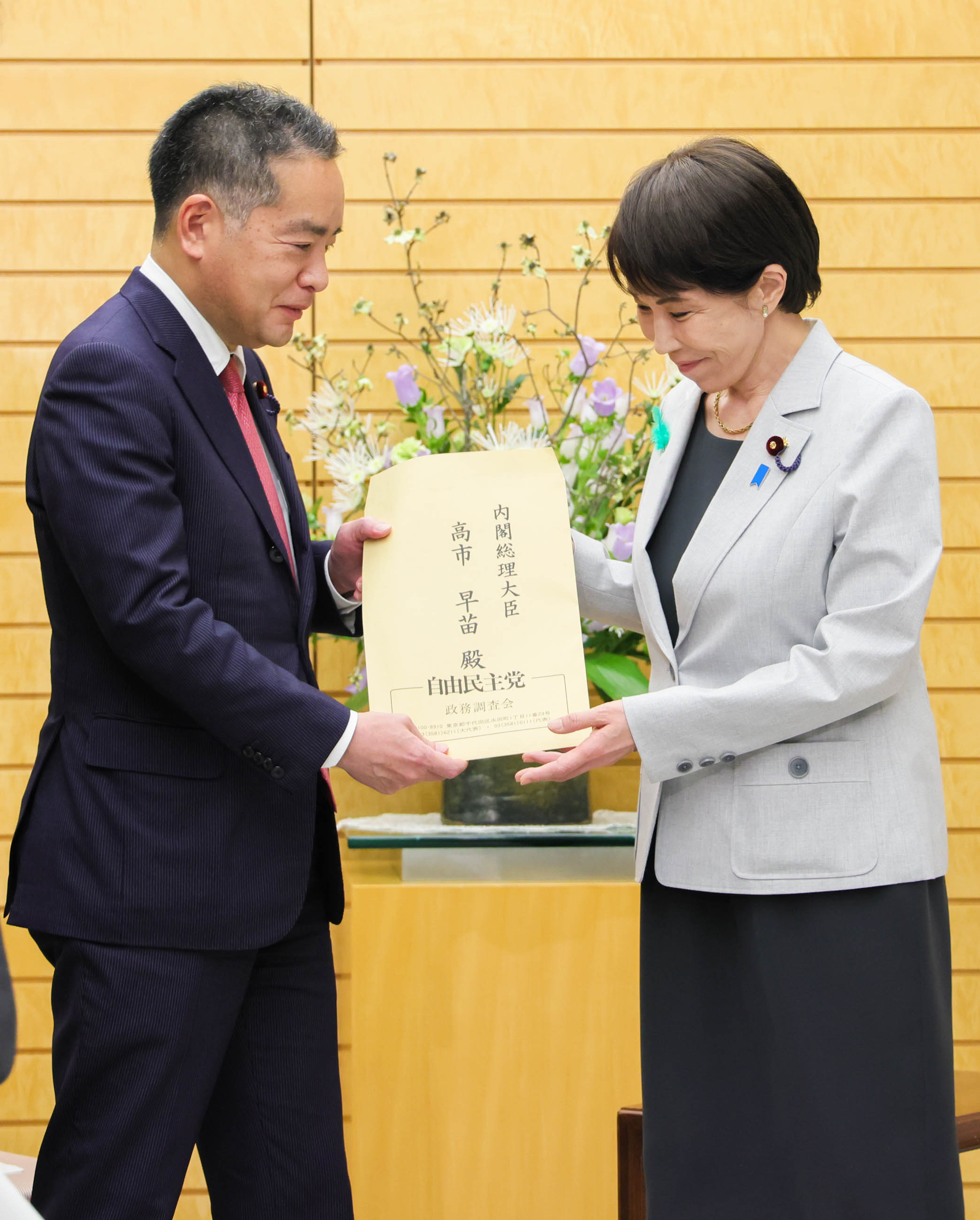 Prime Minister Takaichi receiving a proposal (2)