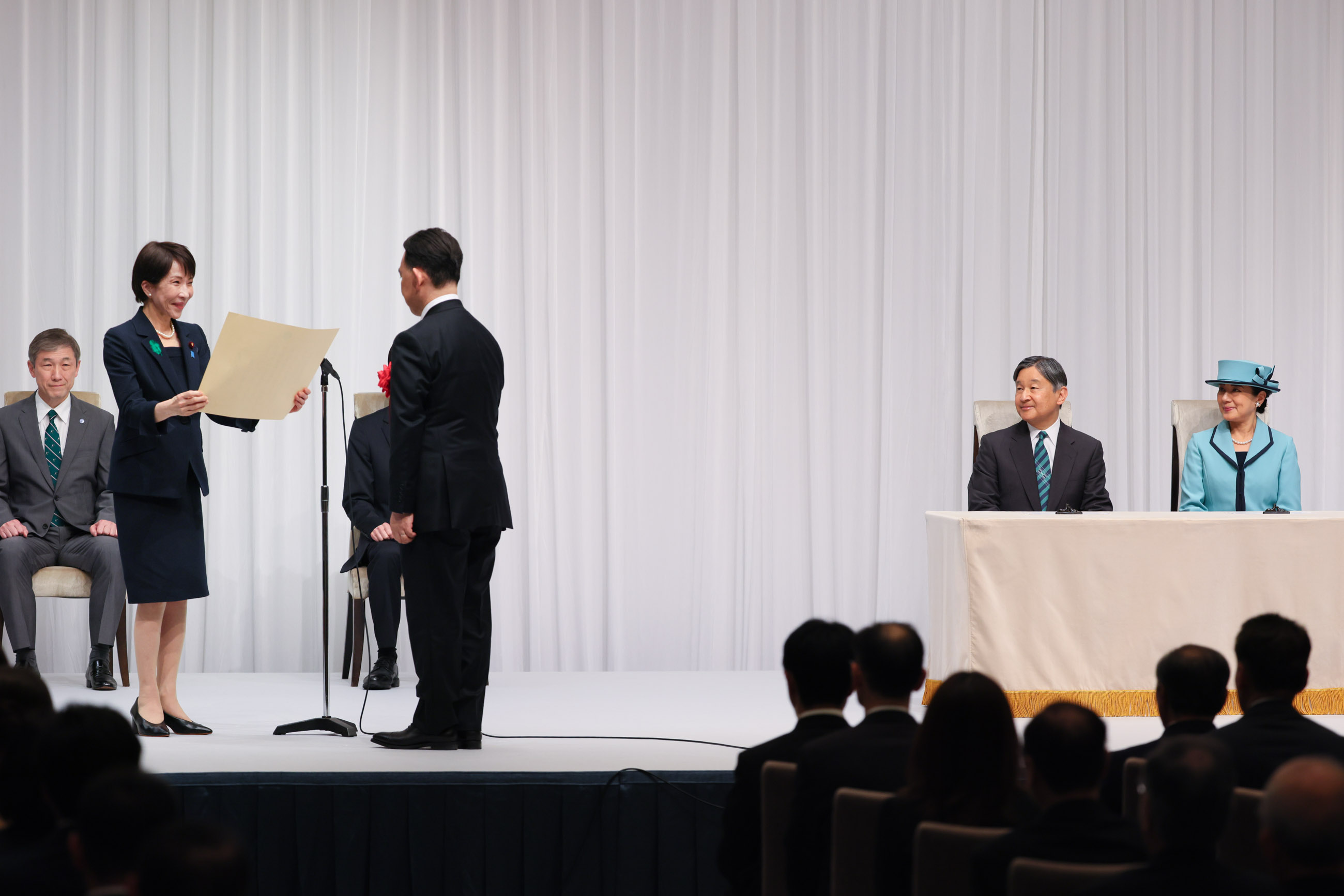 Prime Minister Takaichi awarding the prize (1)