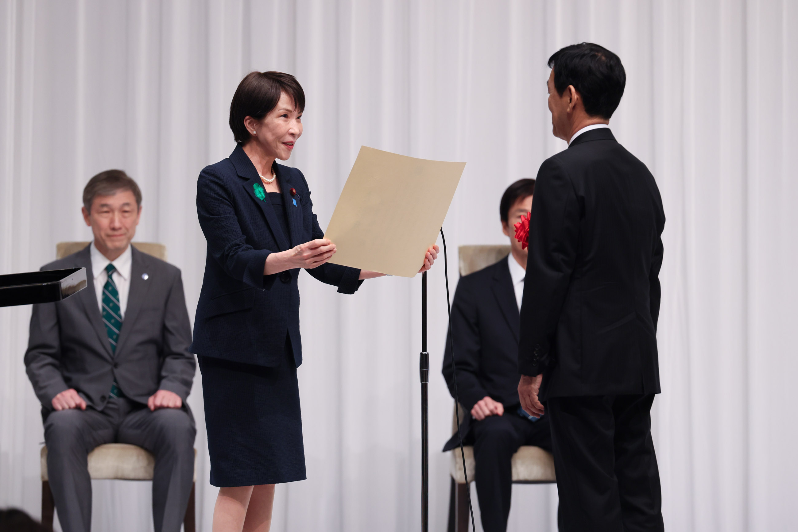 Prime Minister Takaichi awarding the prize (2)