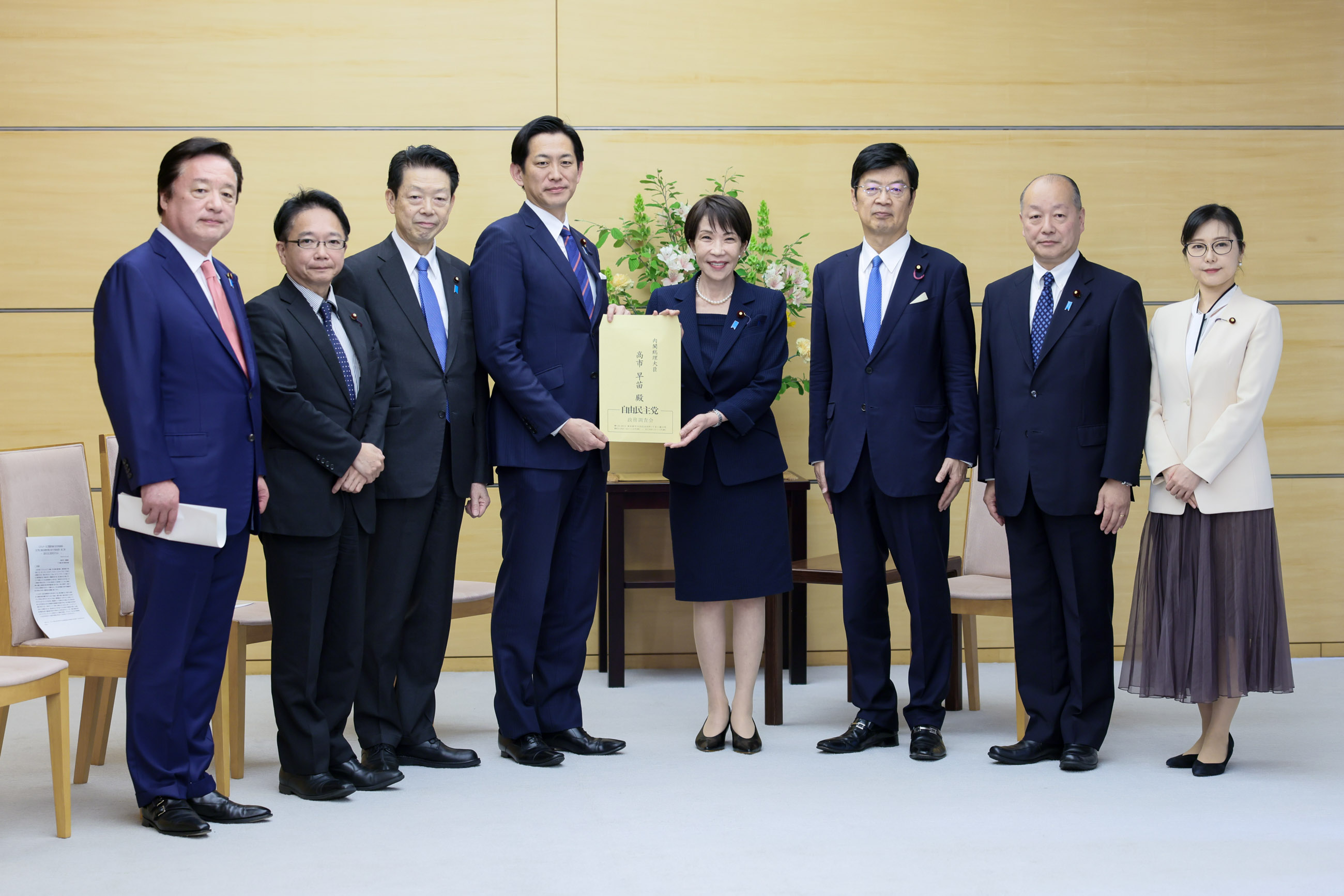 Prime Minister Takaichi receiving a proposal (1)
