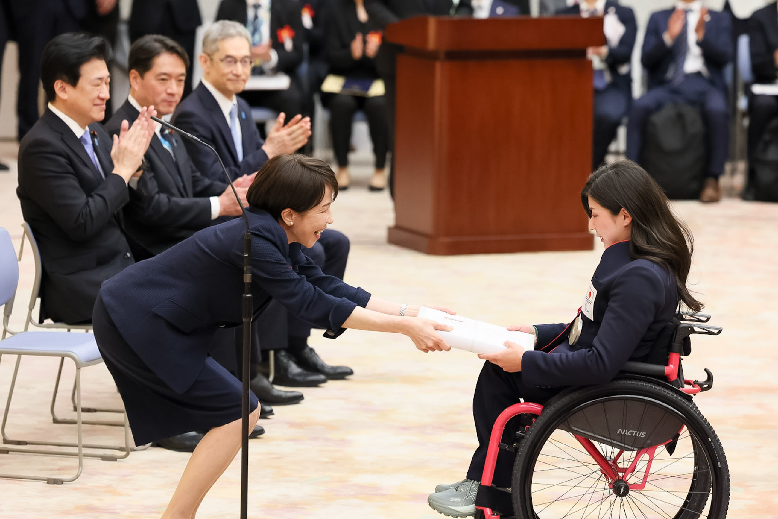 Prime Minister Takaichi presenting a certificate of appreciation (1)