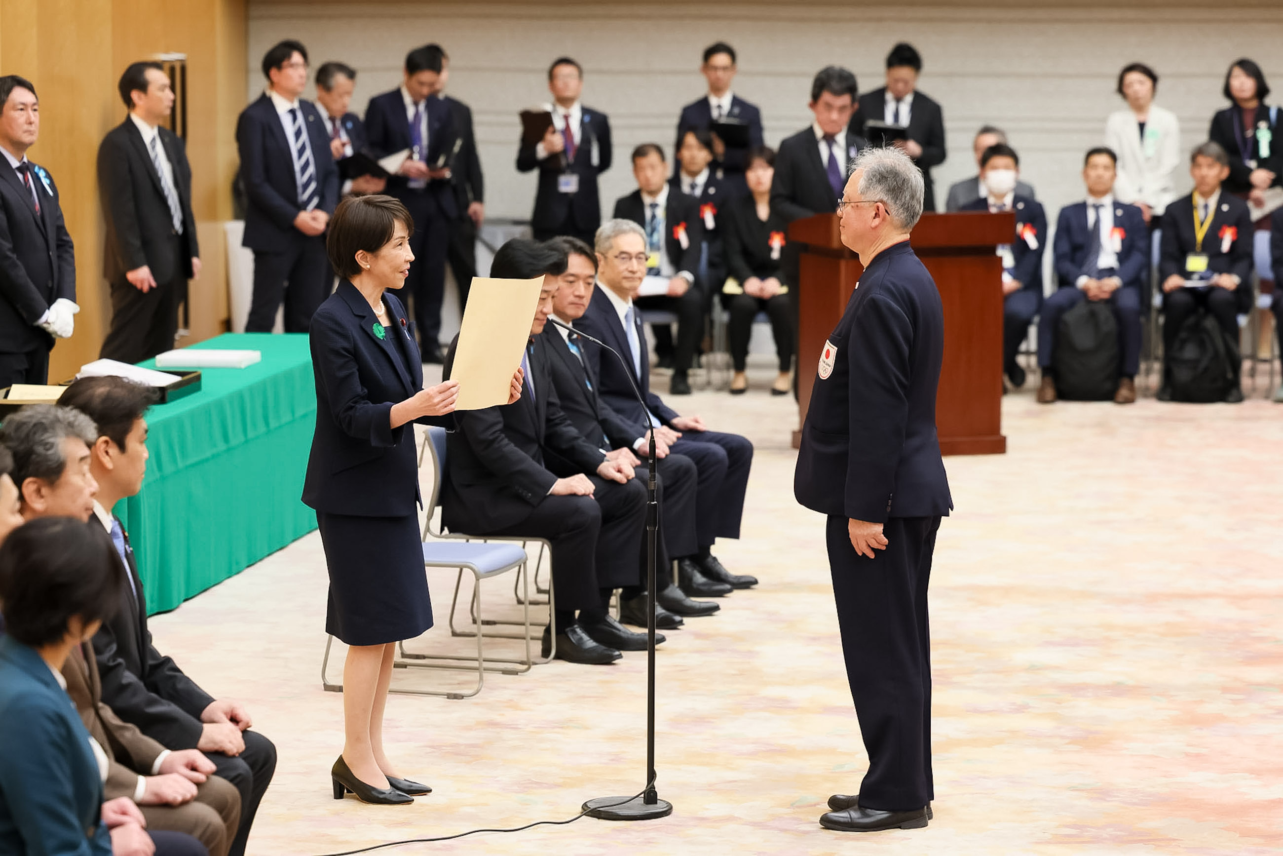 Prime Minister Takaichi presenting a certificate of appreciation (2)