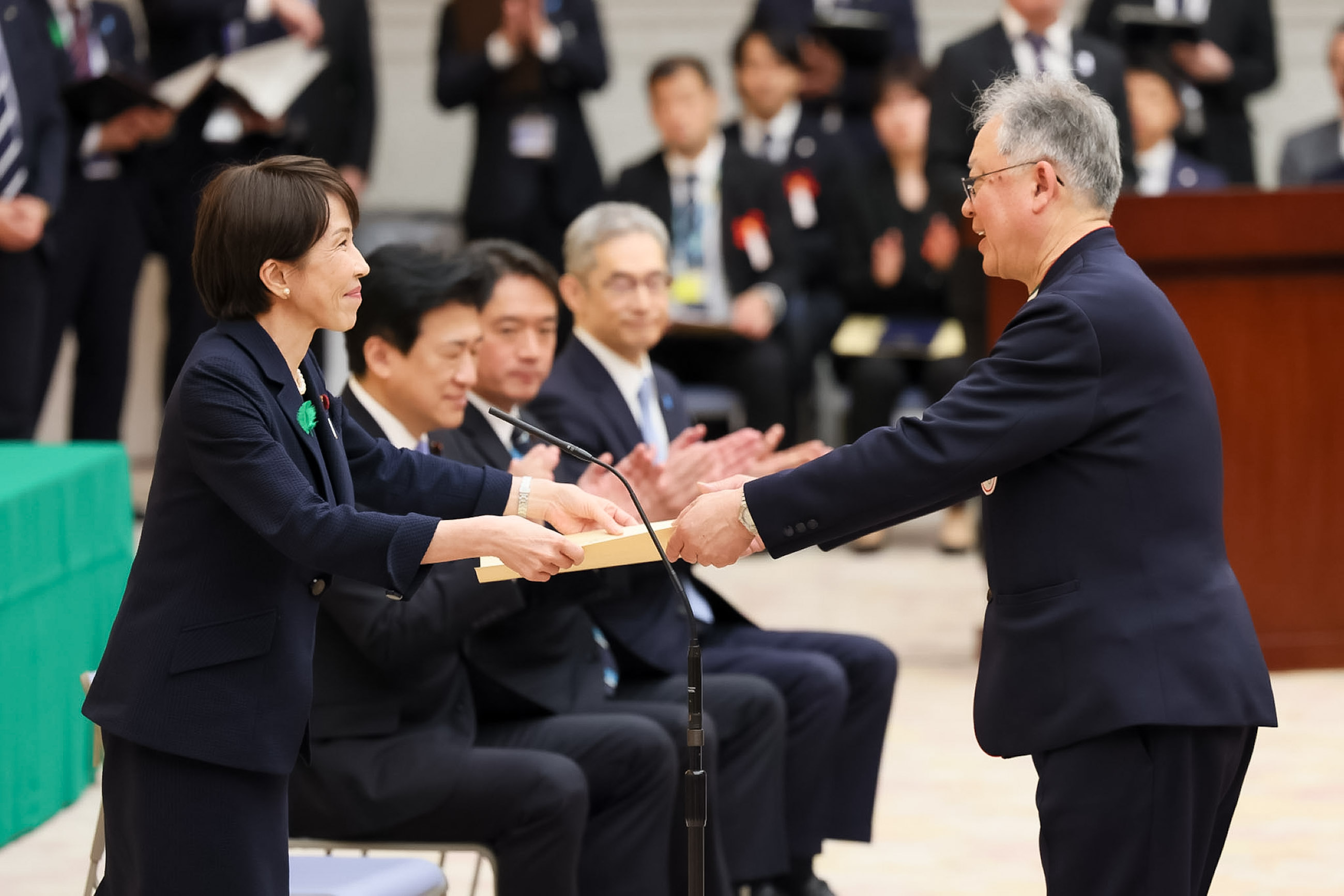 Prime Minister Takaichi presenting a certificate of appreciation (3)