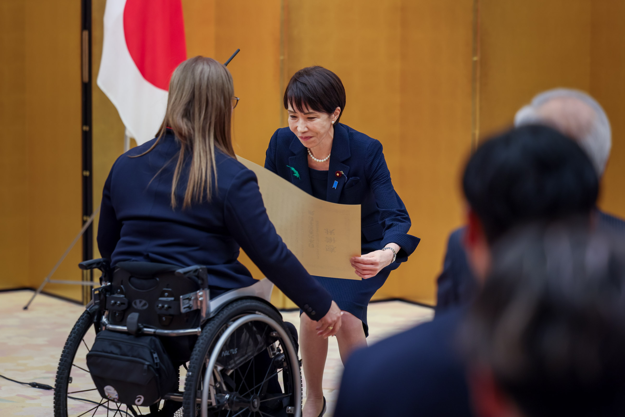 Prime Minister Takaichi presenting a certificate of appreciation (4)