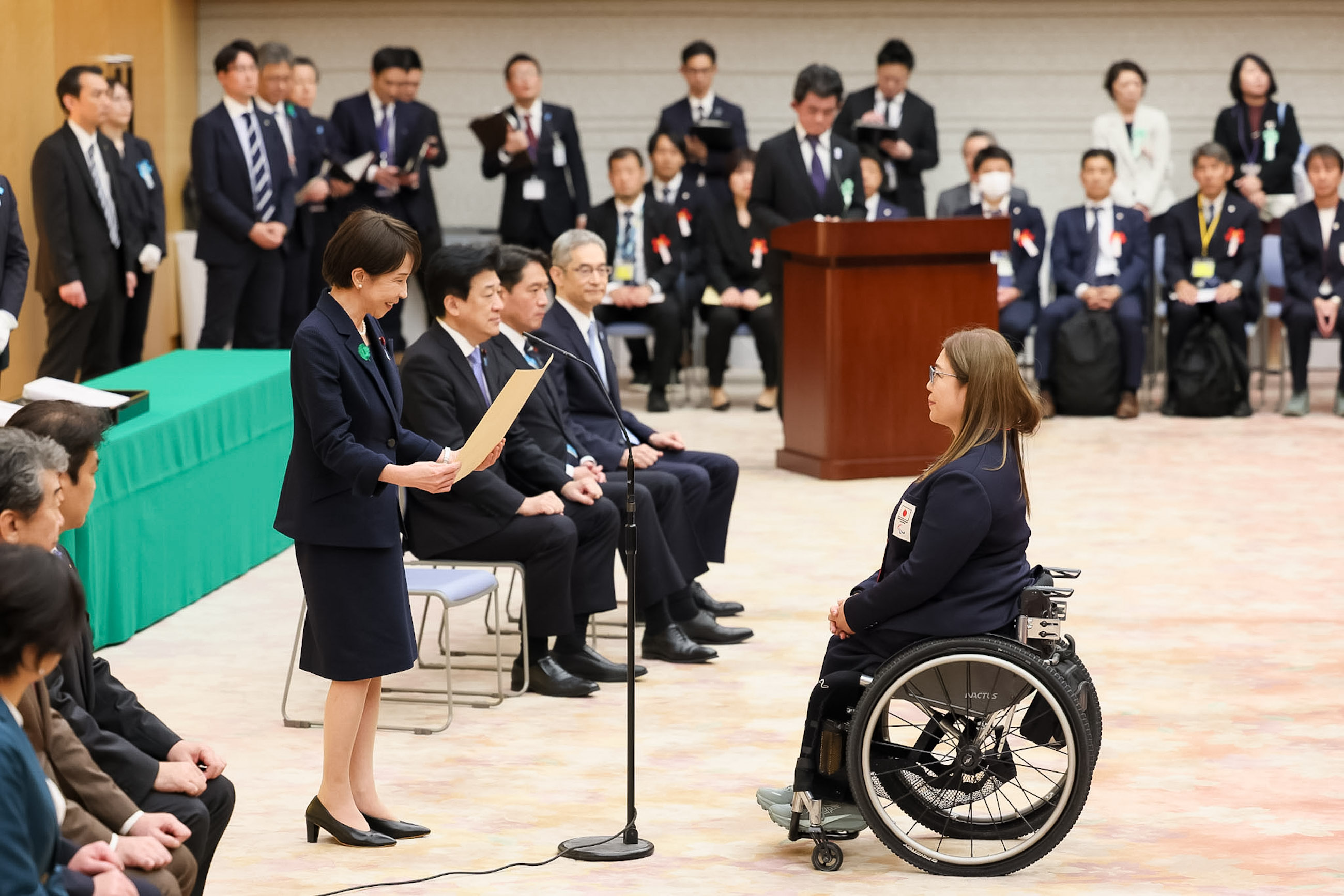 Prime Minister Takaichi presenting a certificate of appreciation (5)