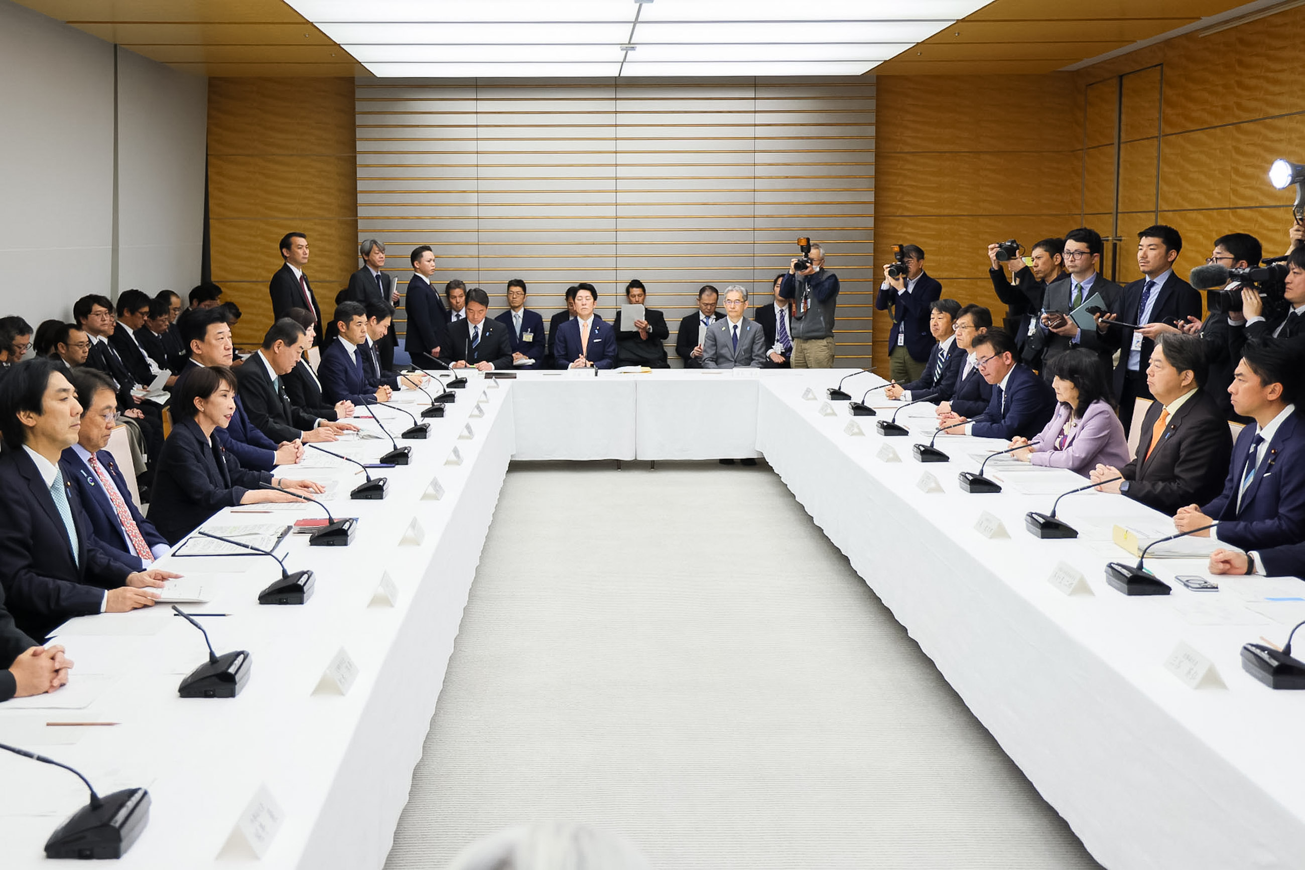 Prime Minister Takaichi wrapping up the meeting (2)