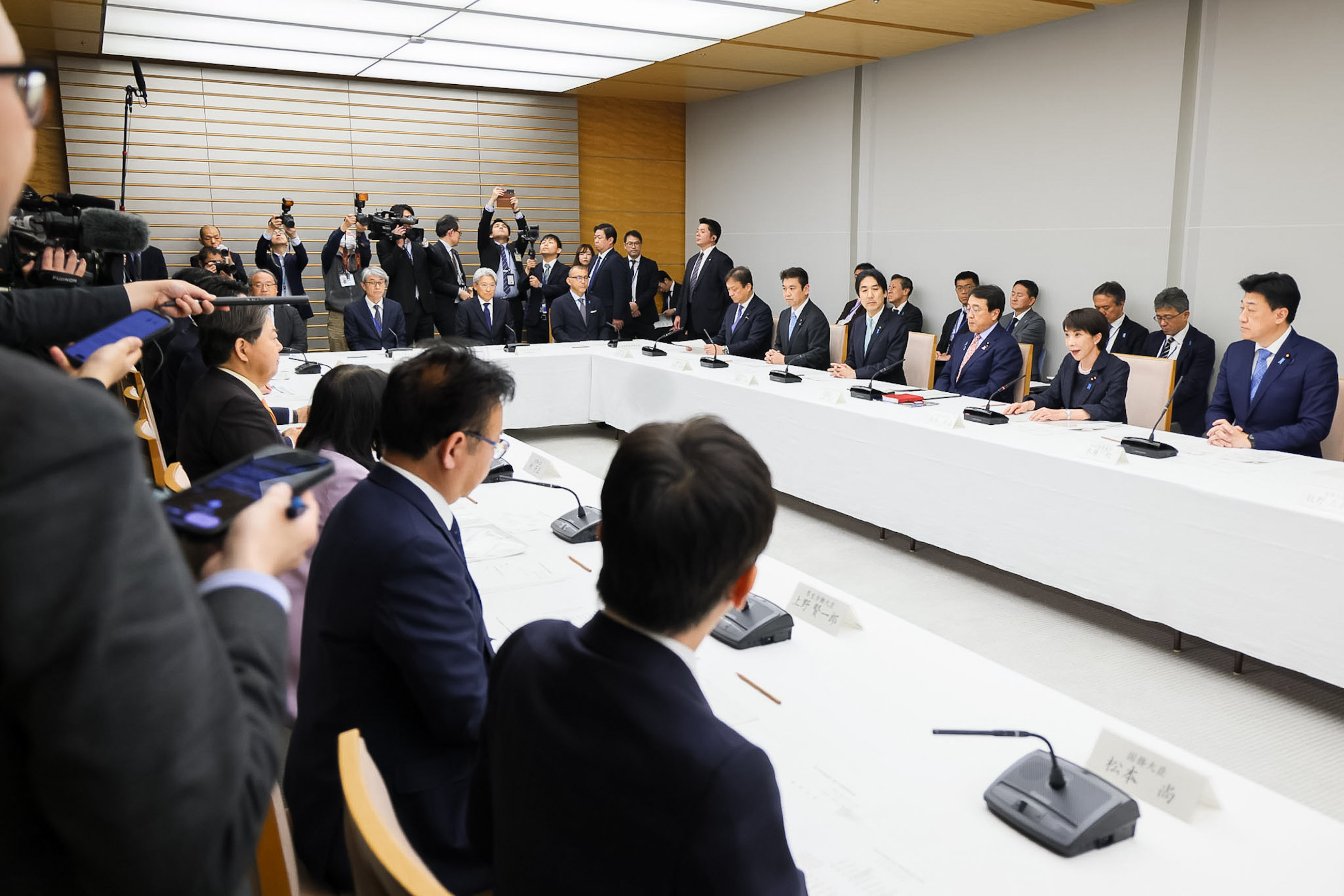 Prime Minister Takaichi wrapping up the meeting (5)