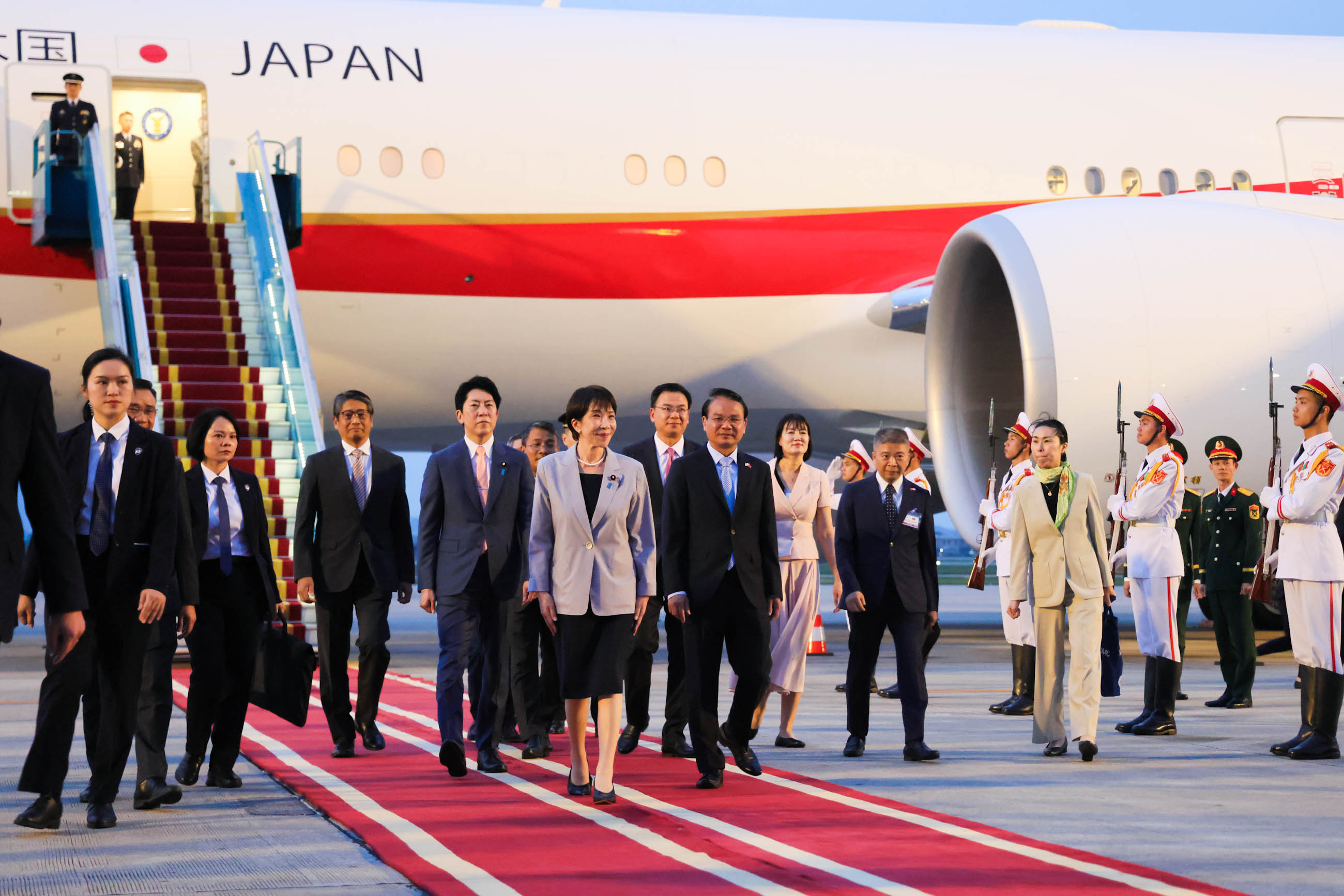 Prime Minister Takaichi arriving in Viet Nam (4)