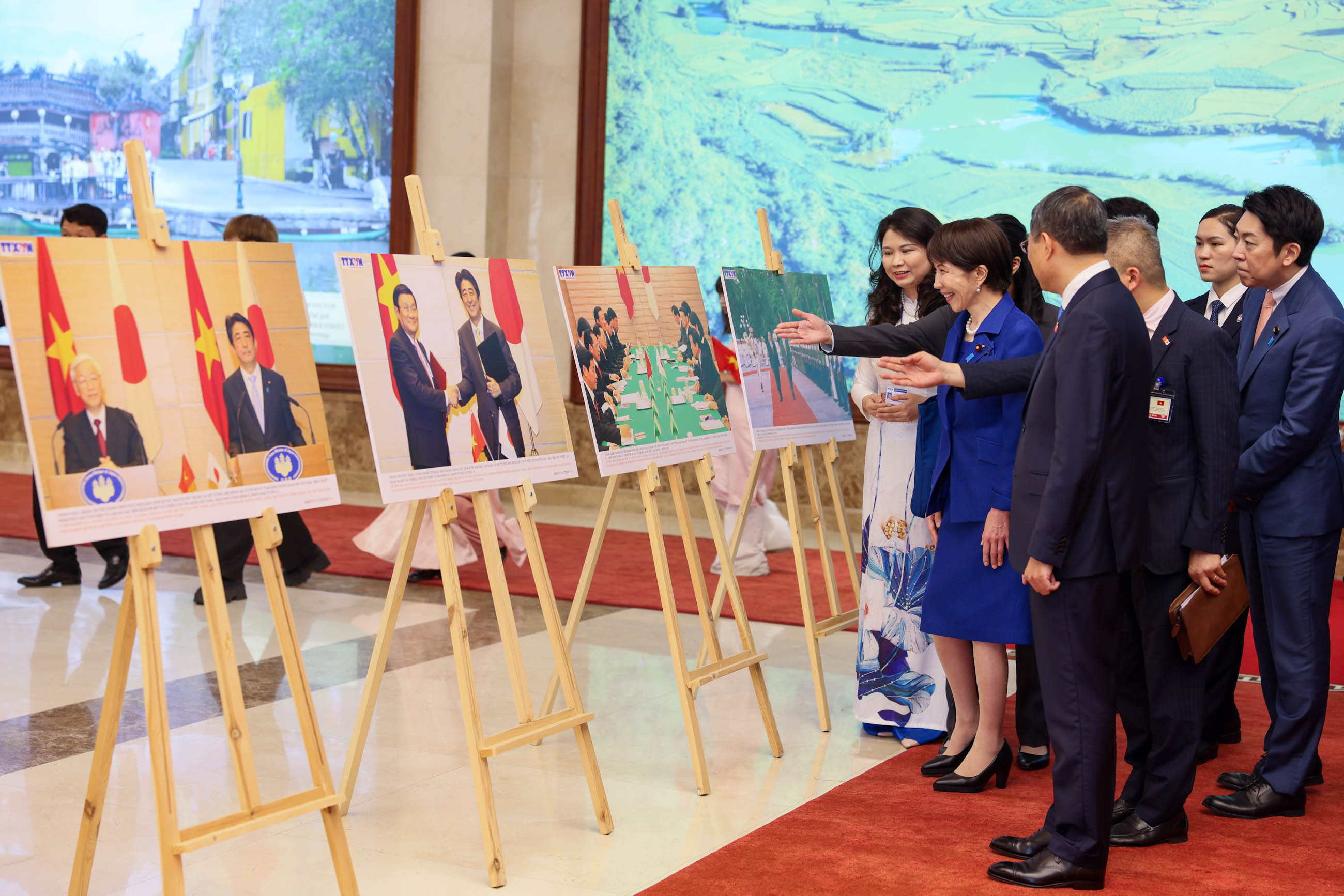 Prime Minister Takaichi being seen off (2)