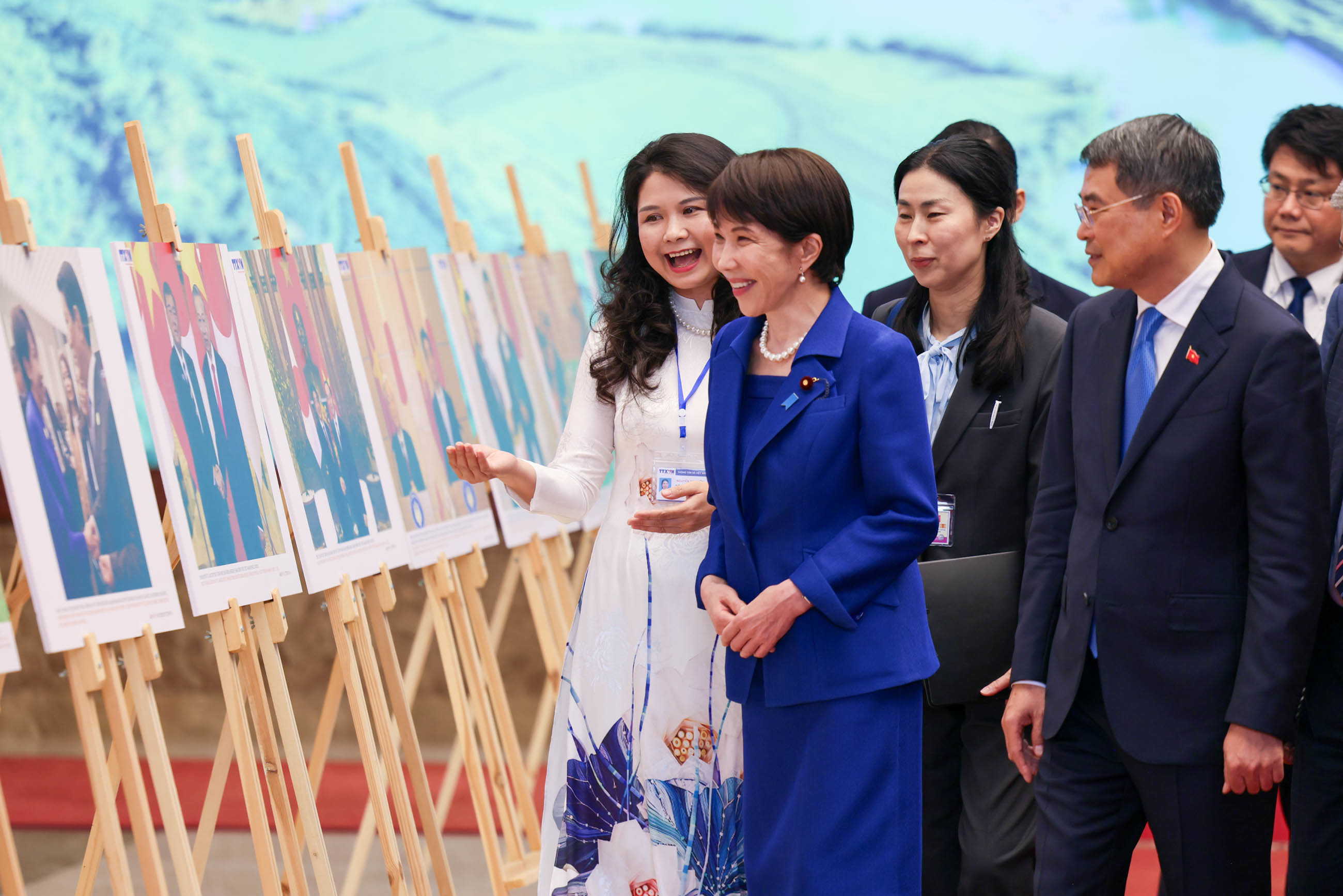 Prime Minister Takaichi being seen off (4)
