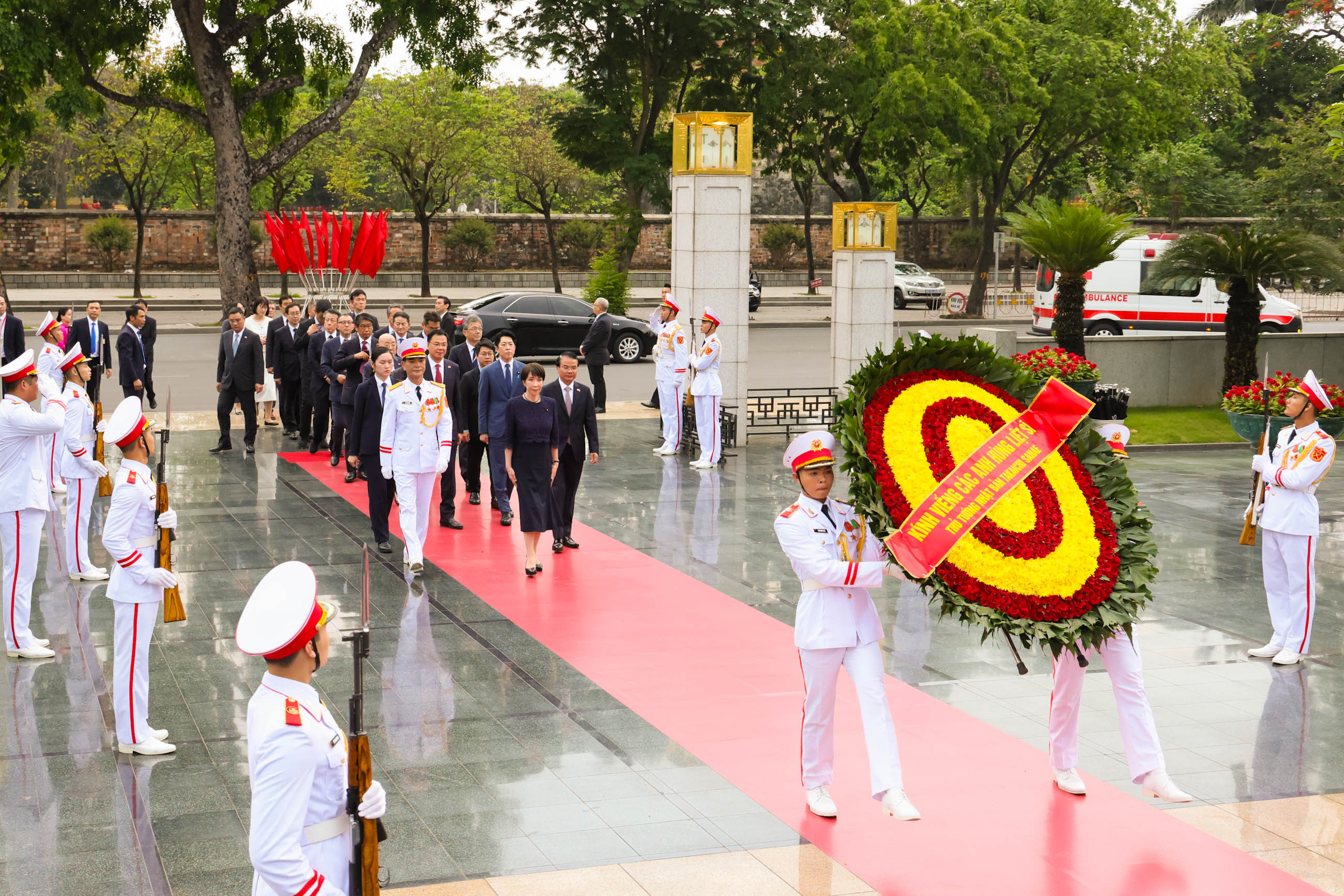 Prime Minister Takaichi paying her respects at the Monument to Heroic Martyrs (1)