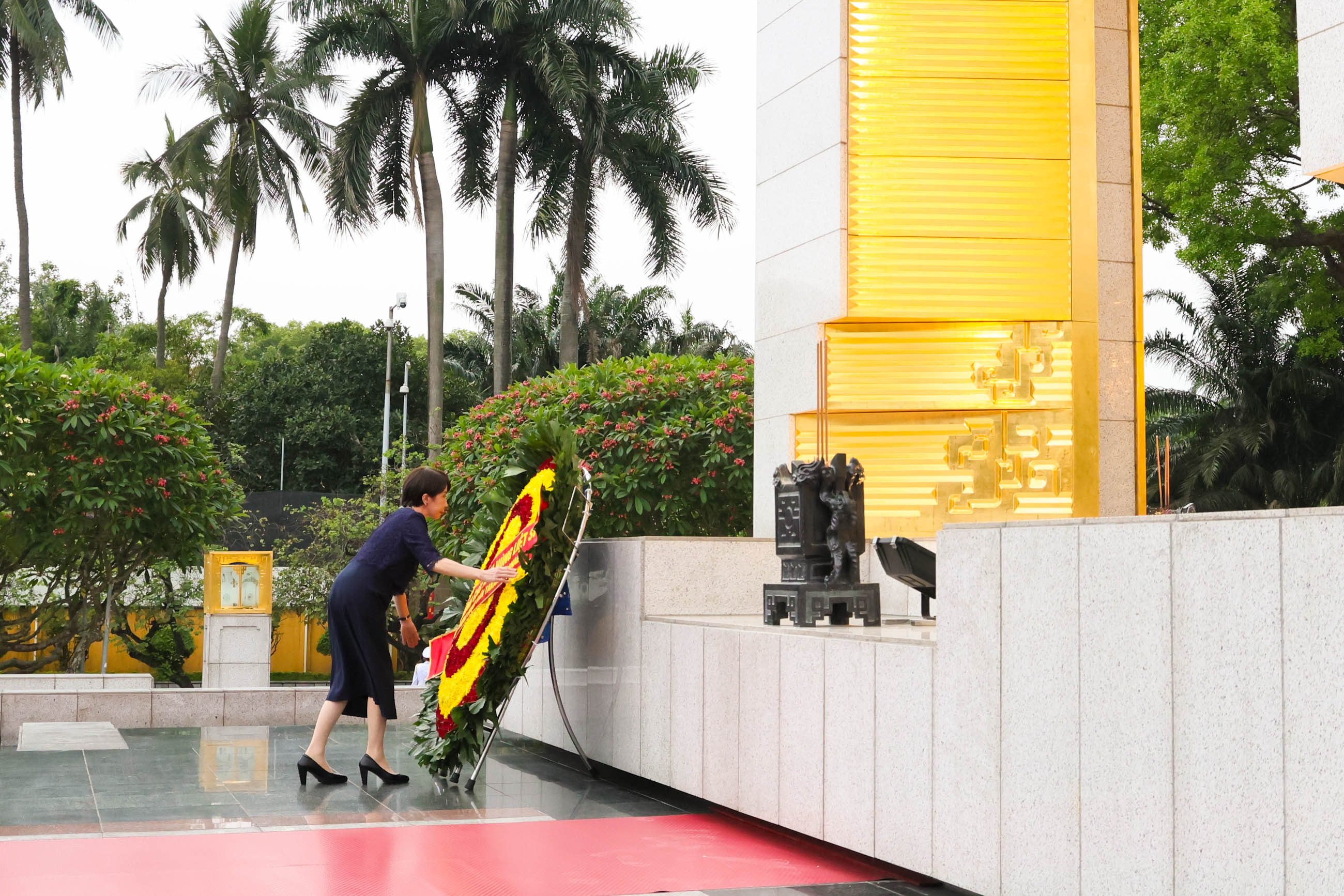 Prime Minister Takaichi paying her respects at the Monument to Heroic Martyrs (2)