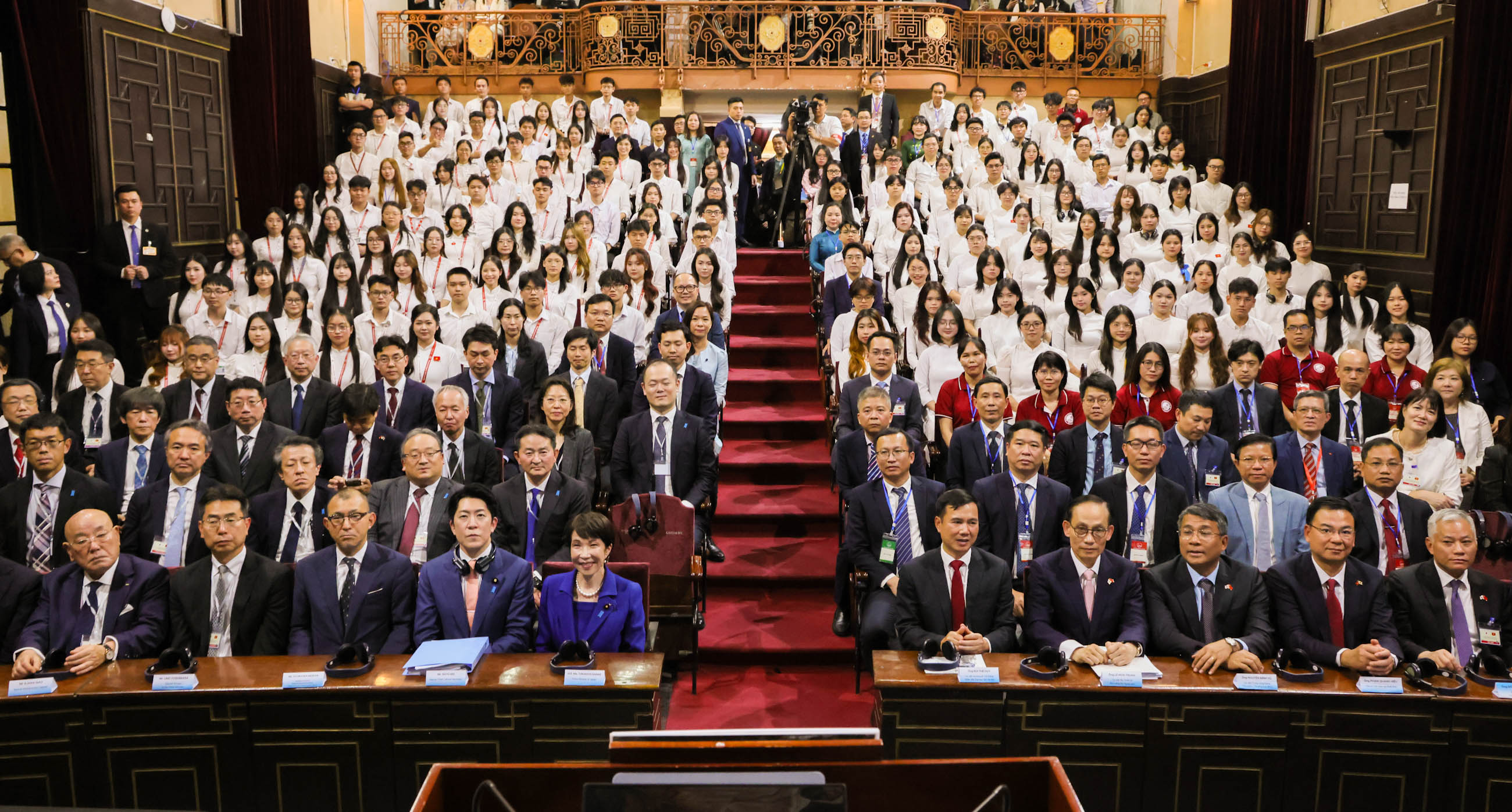 Commemorative Group Photo (1)