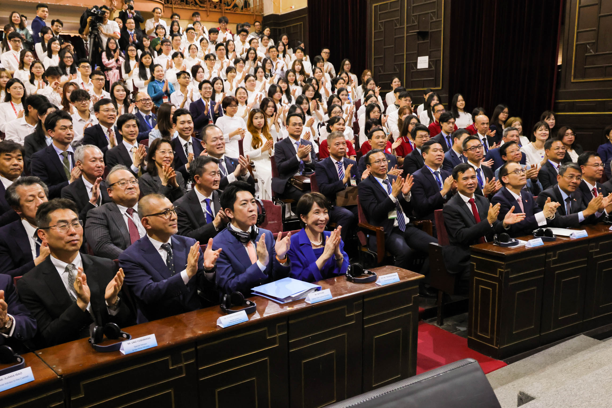 Commemorative Group Photo (2)