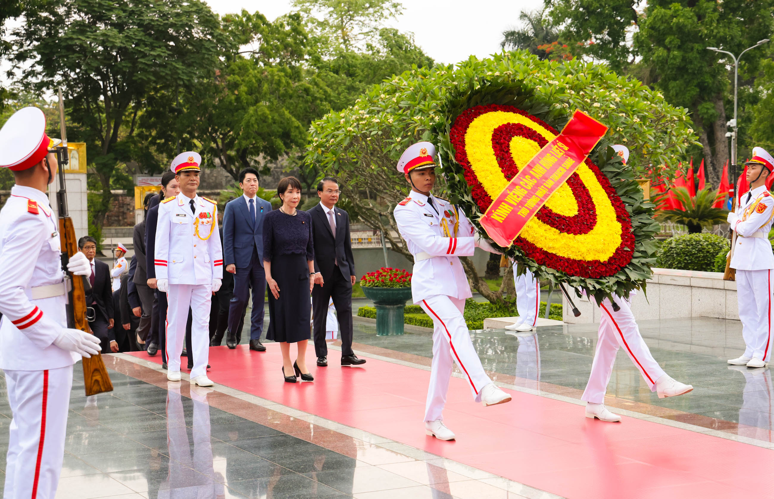 Prime Minister Takaichi paying her respects at the Monument to Heroic Martyrs (2)