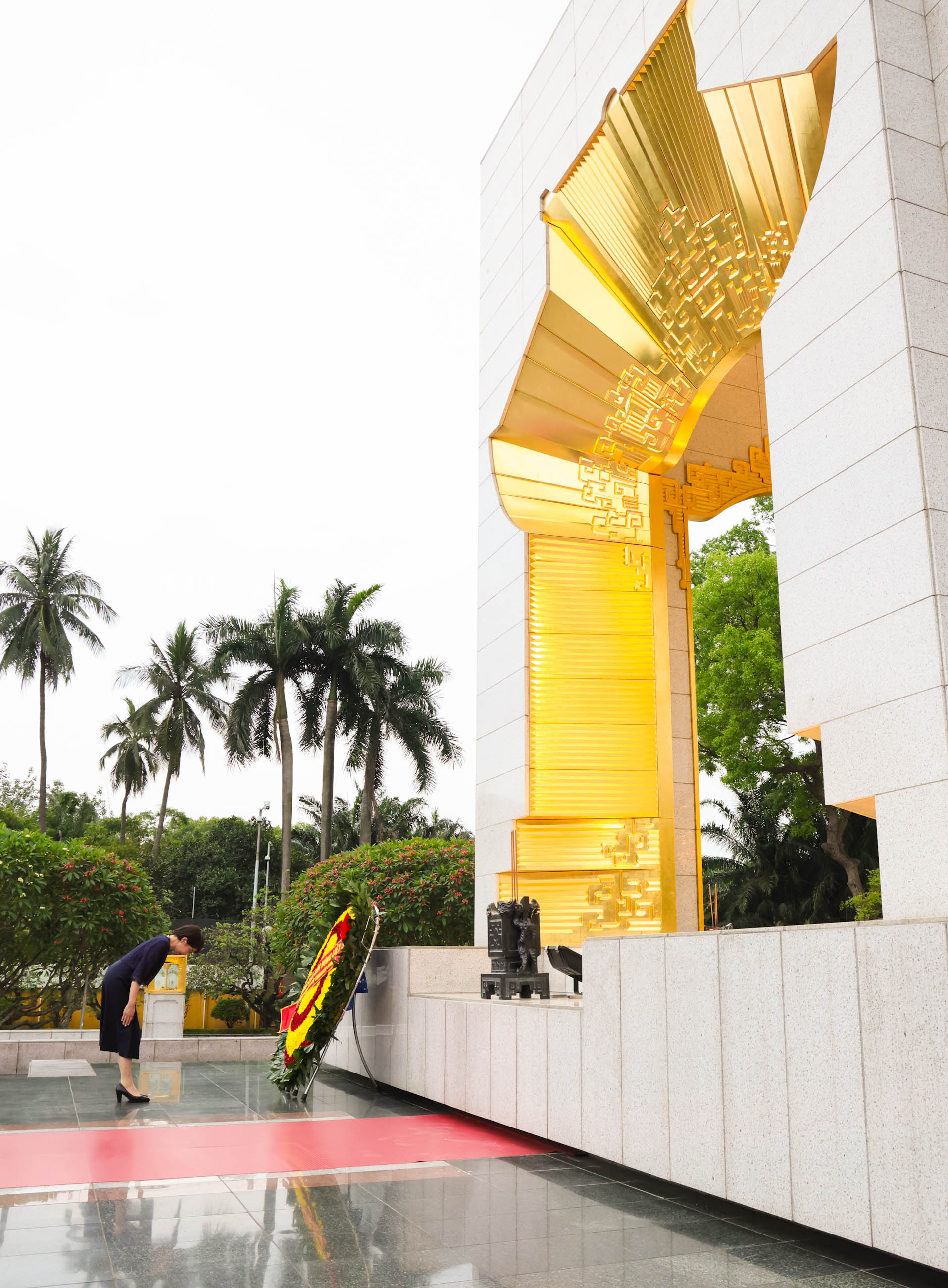 Prime Minister Takaichi paying her respects at the Monument to Heroic Martyrs (4)