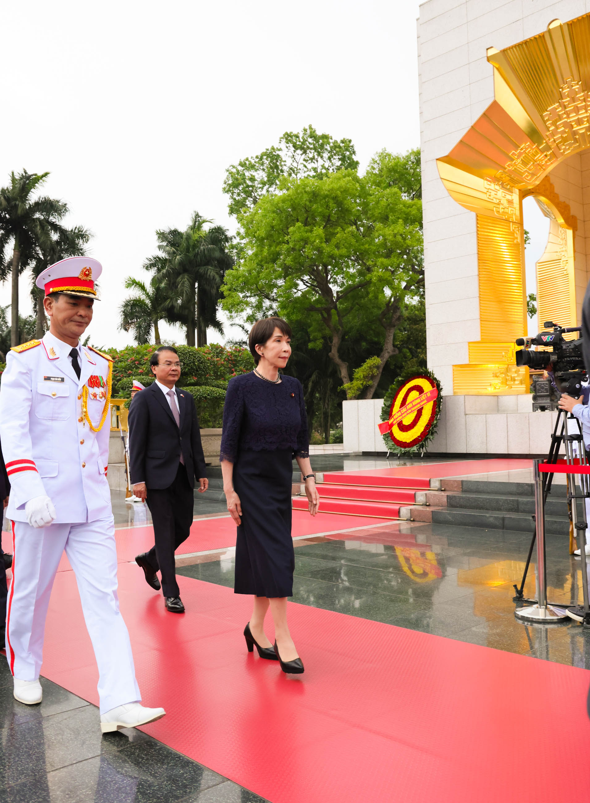 Prime Minister Takaichi paying her respects at the Monument to Heroic Martyrs (5)