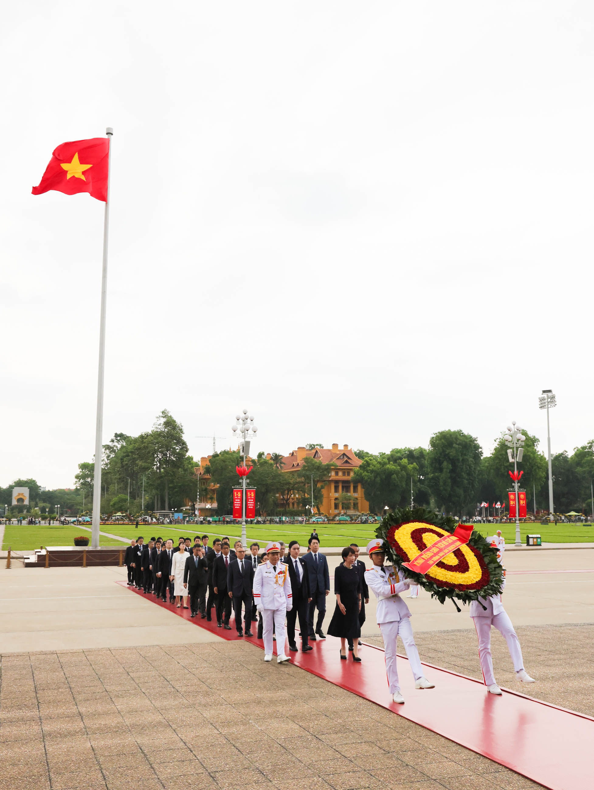 Prime Minister Takaichi paying her respects at the Ho Chi Minh Mausoleum (1)