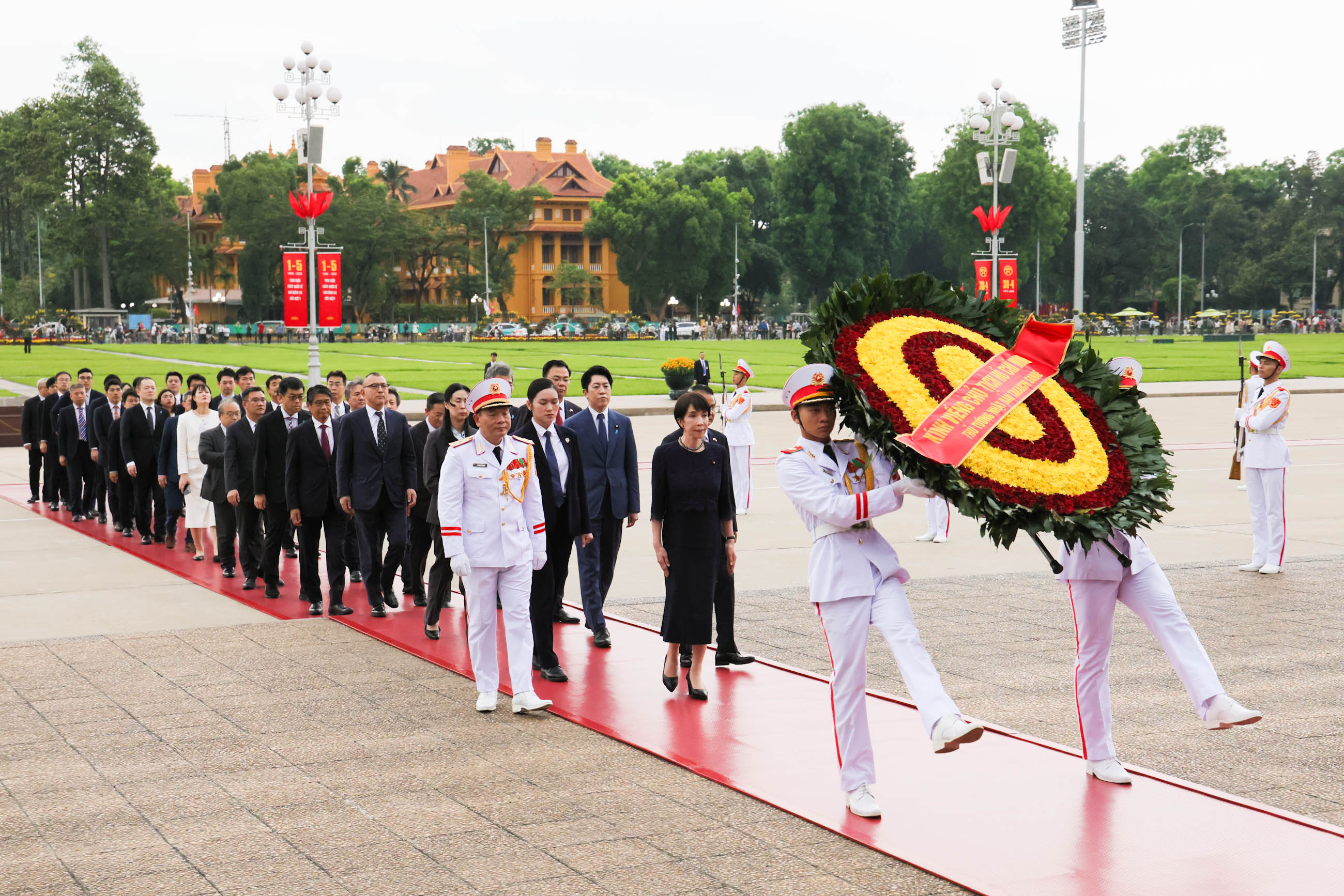 Prime Minister Takaichi paying her respects at the Ho Chi Minh Mausoleum (2)