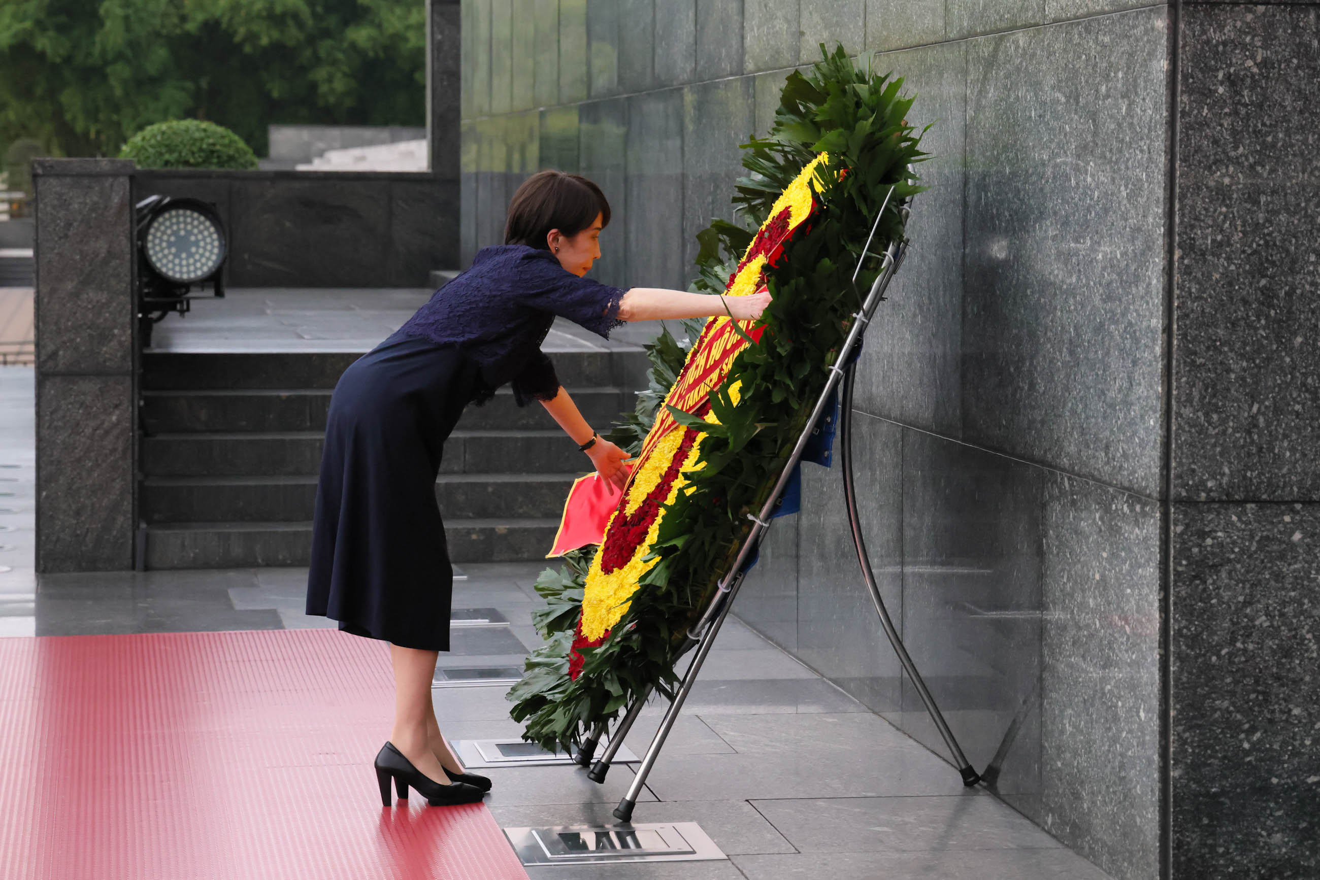 Prime Minister Takaichi paying her respects at the Ho Chi Minh Mausoleum (3)