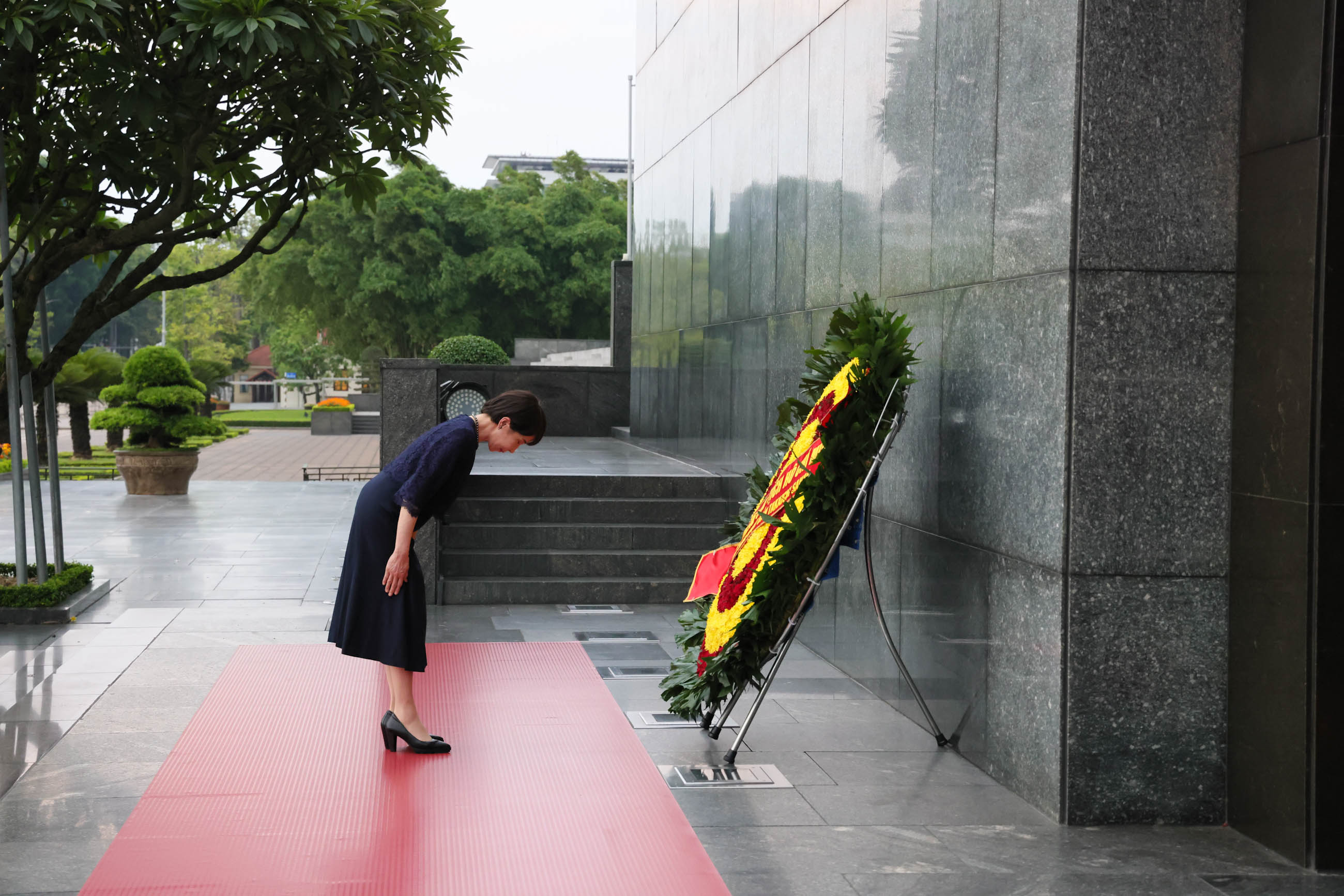 Prime Minister Takaichi paying her respects at the Ho Chi Minh Mausoleum (4)