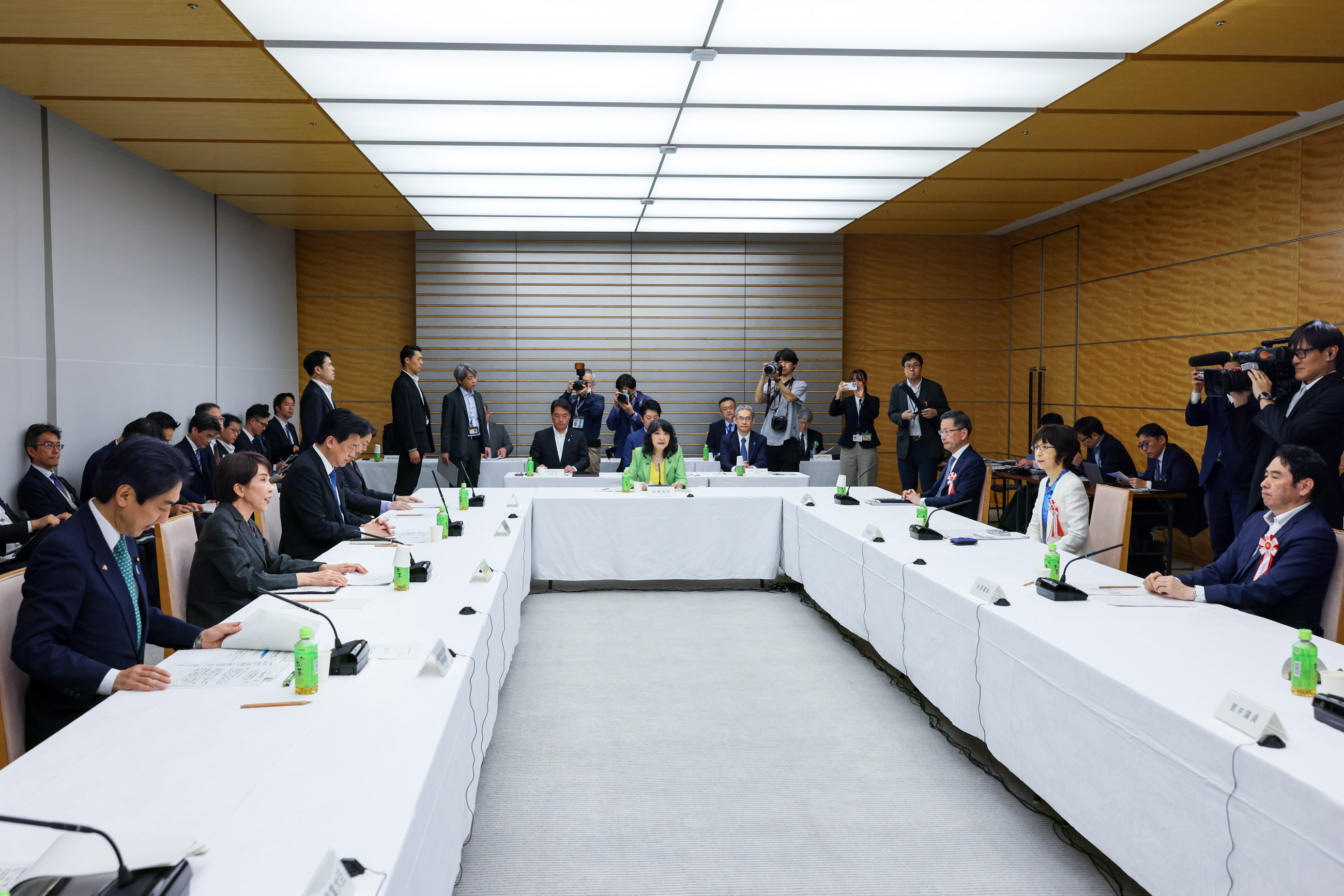 Prime Minister Takaichi wrapping up the meeting (2)