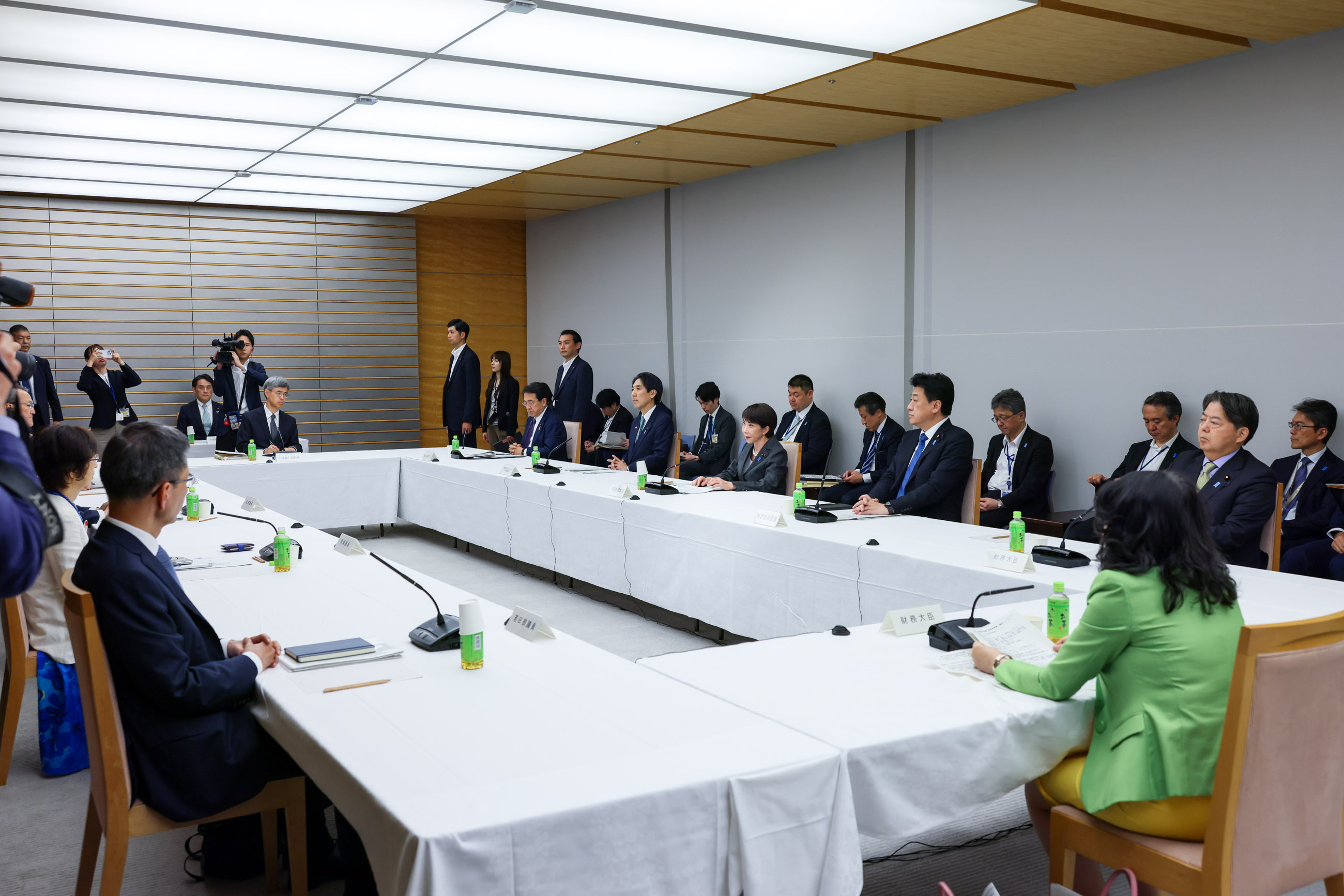 Prime Minister Takaichi wrapping up the meeting (3)