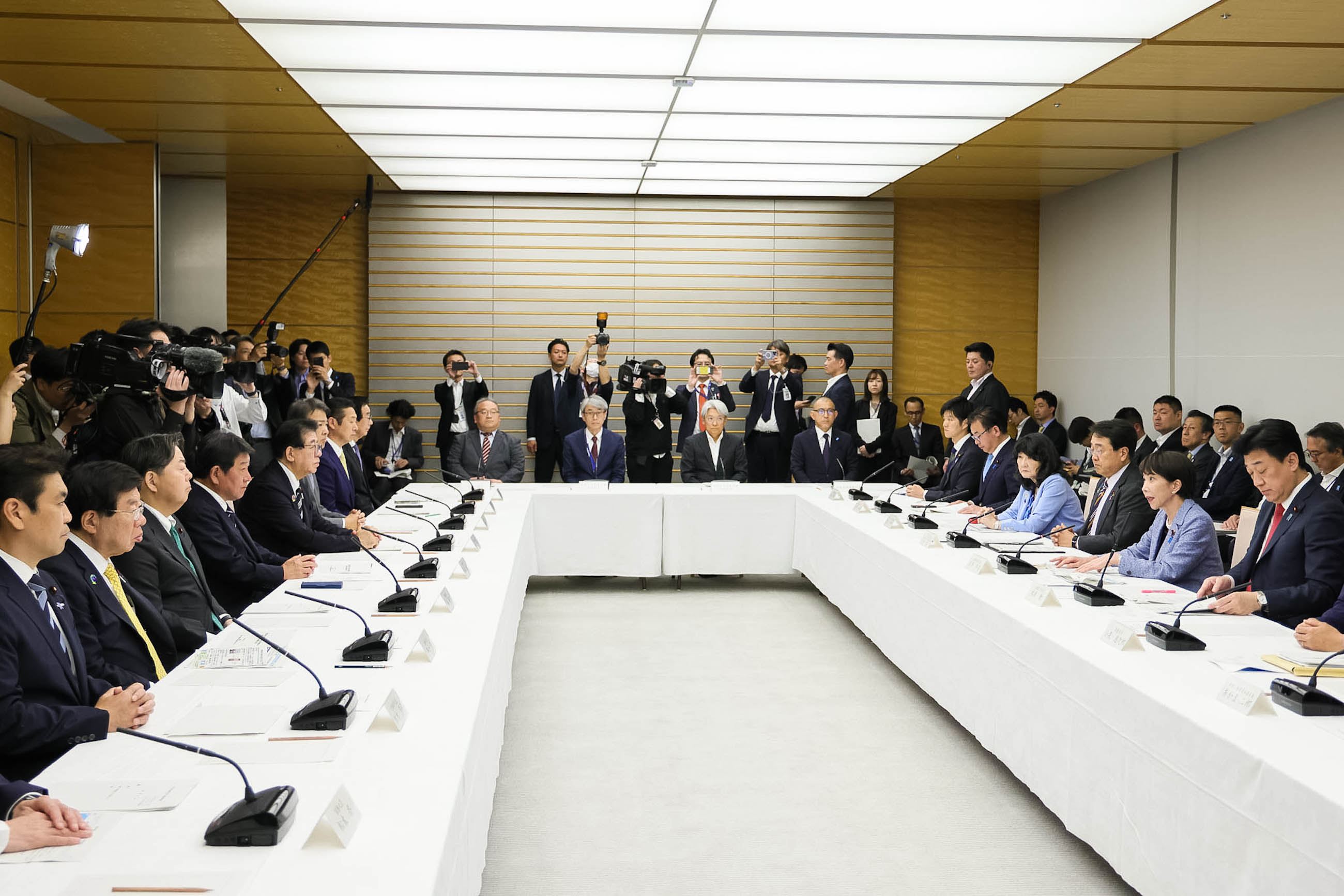 Prime Minister Takaichi wrapping up the meeting (2)