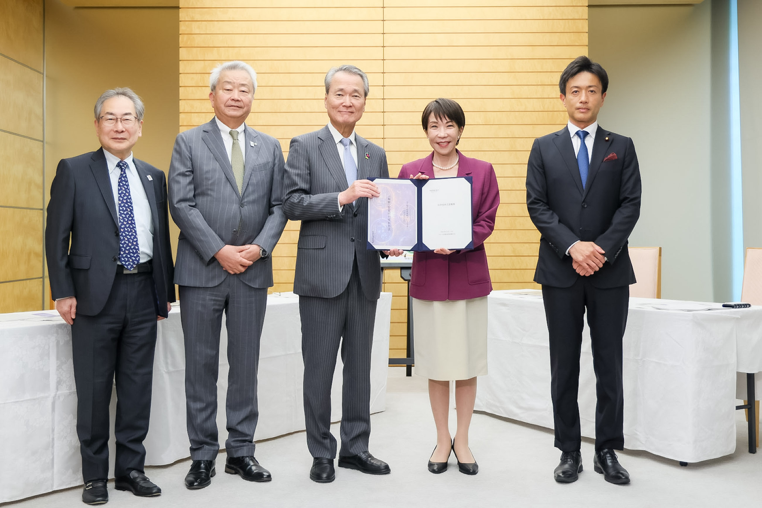 Prime Minister Takaichi receiving a proposal (1)