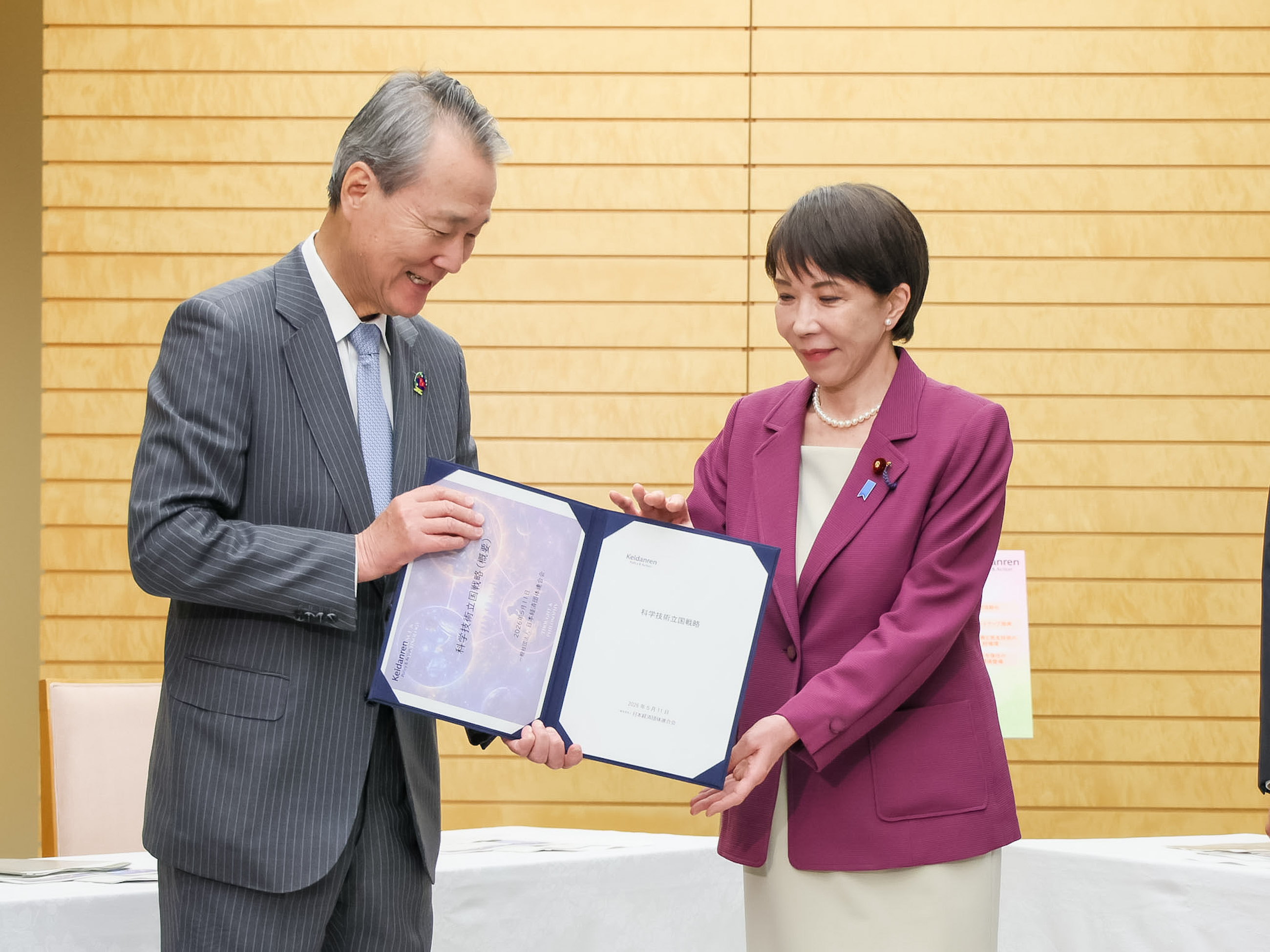 Prime Minister Takaichi receiving a proposal (2)