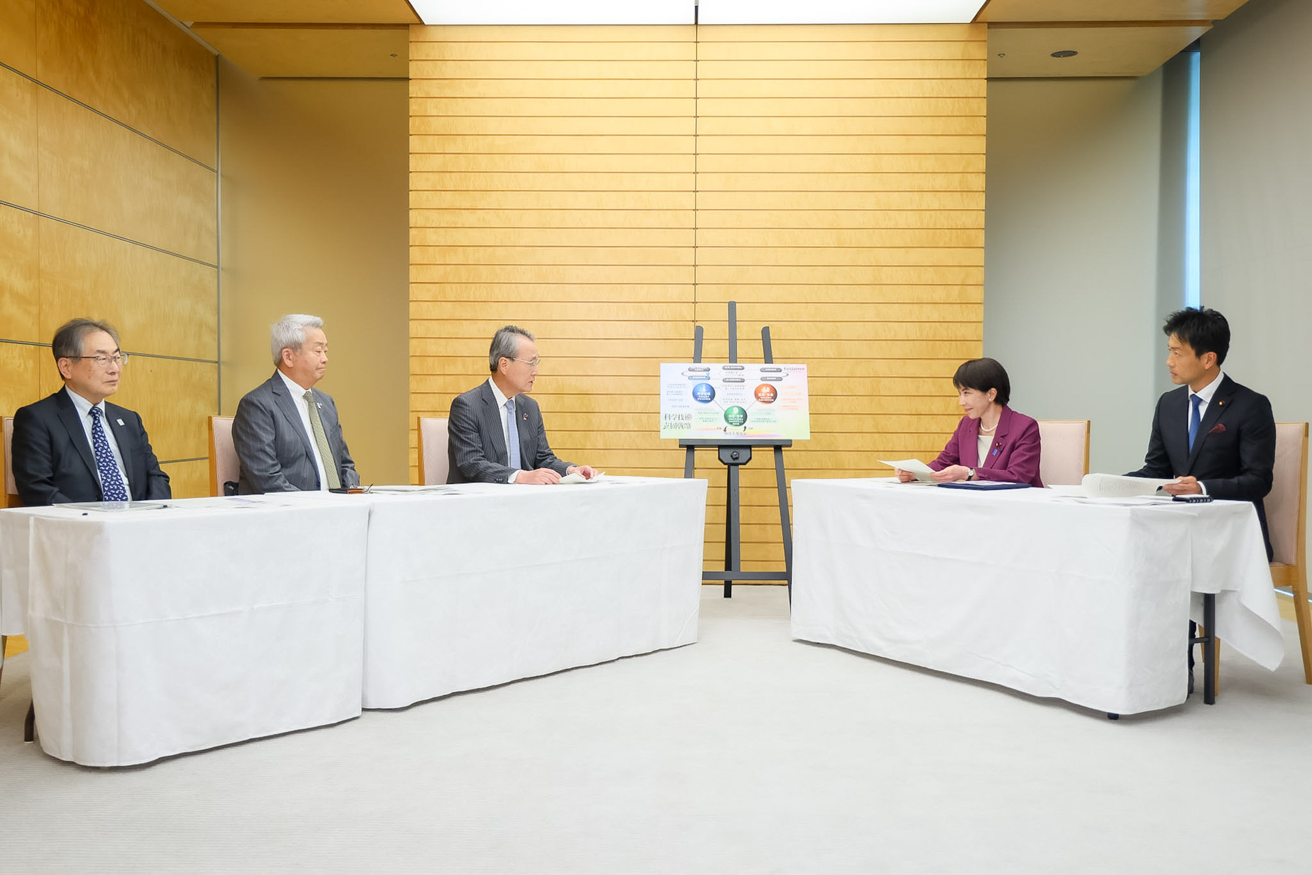 Prime Minister Takaichi receiving a proposal (3)