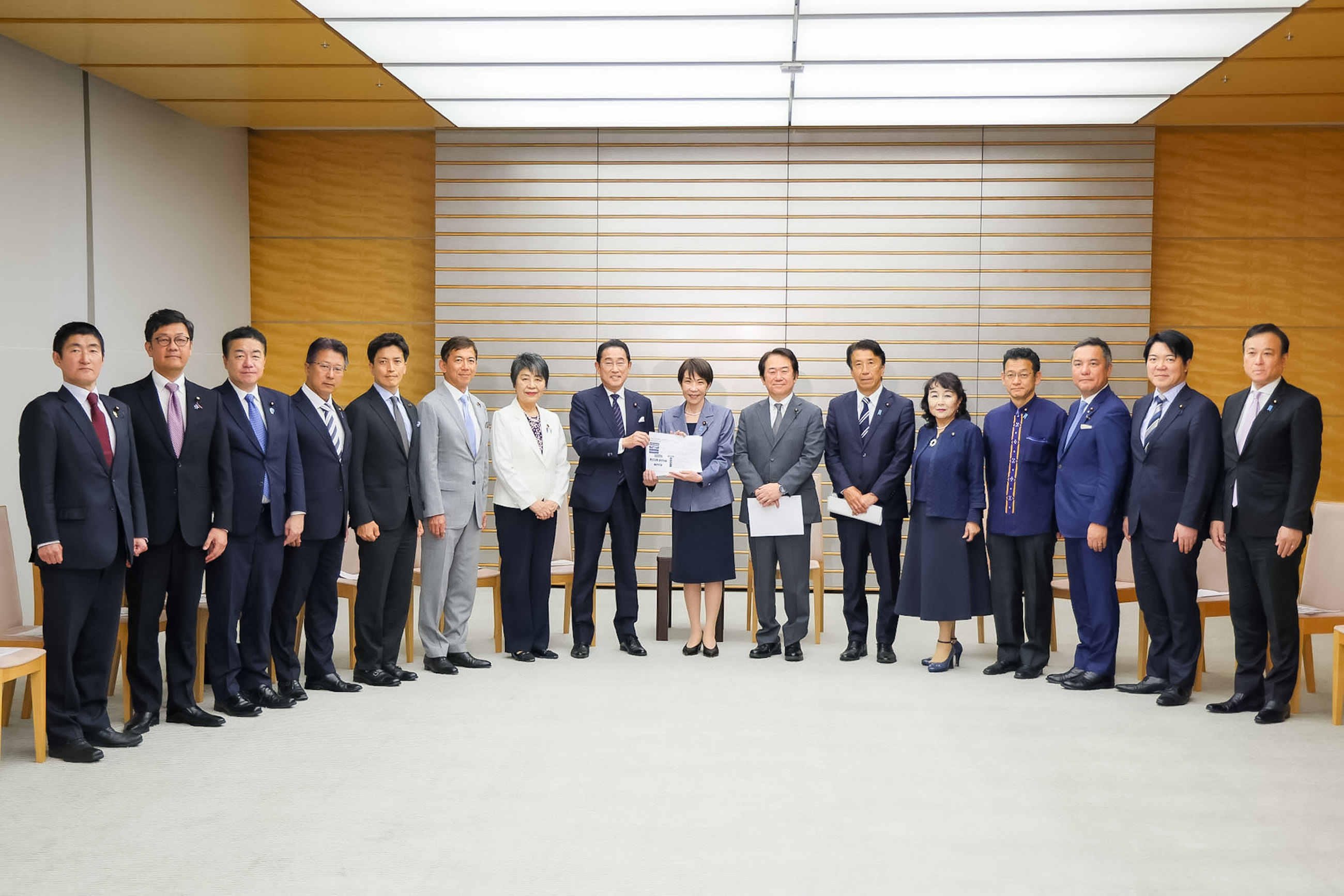Prime Minister Takaichi receiving a proposal (2)