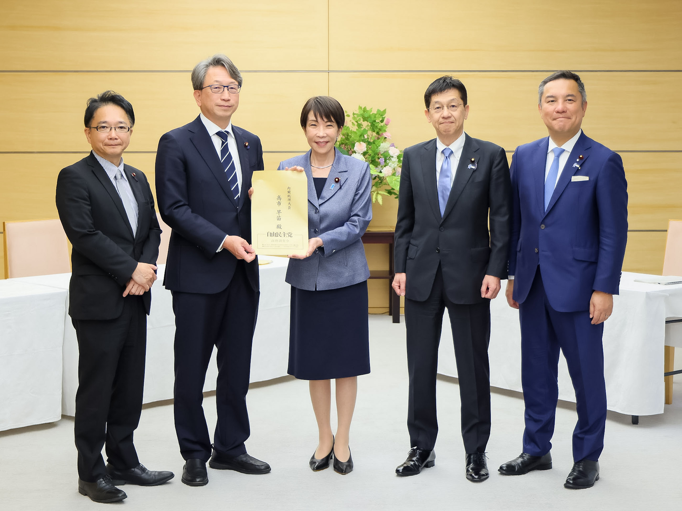 Prime Minister Takaichi receiving a proposal (2)