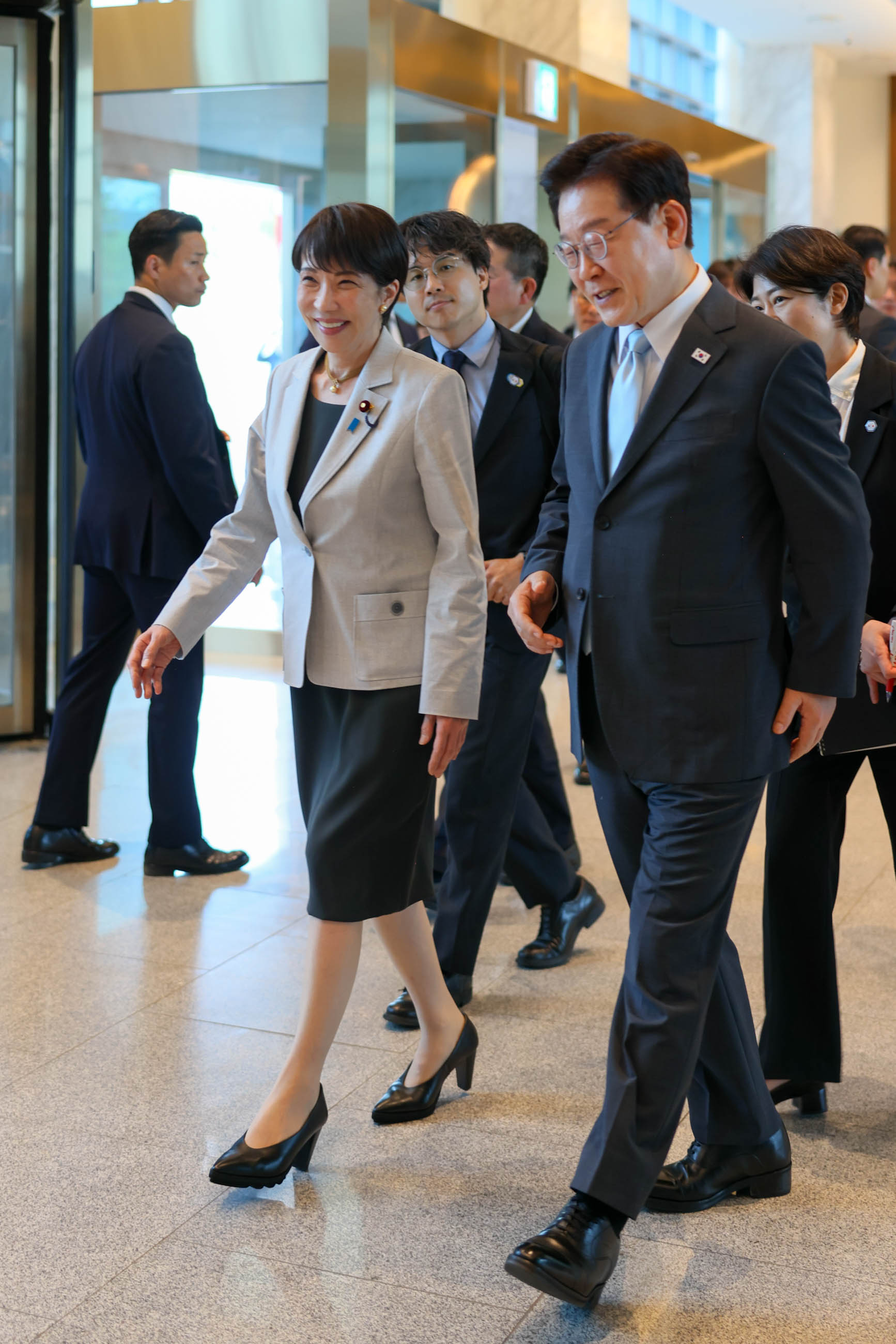 Prime Minister Takaichi receiving a welcome (3)