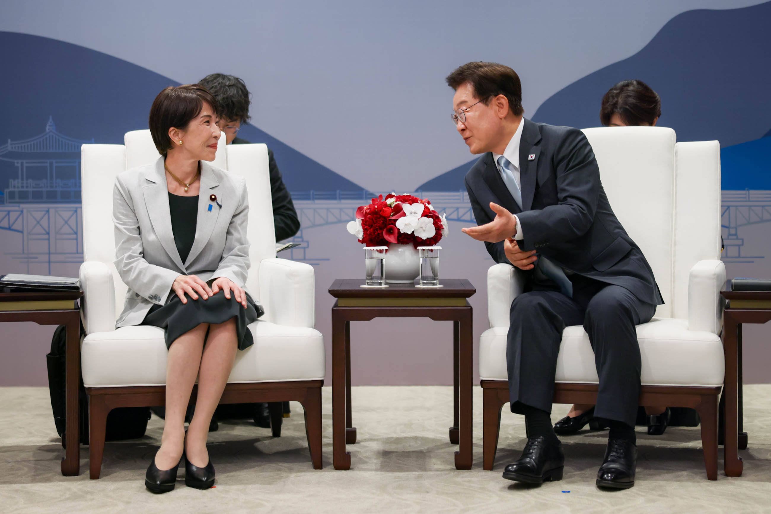 Japan-ROK Summit Meeting (Small Group Meeting) (1)