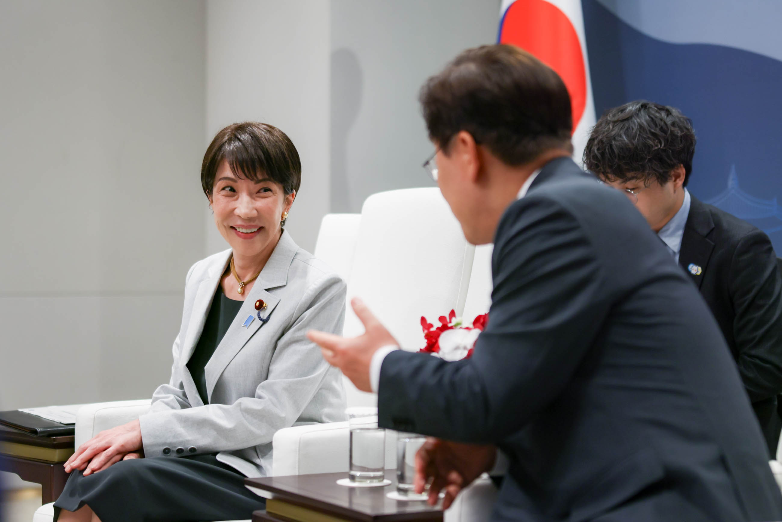 Japan-ROK Summit Meeting (Small Group Meeting) (2)