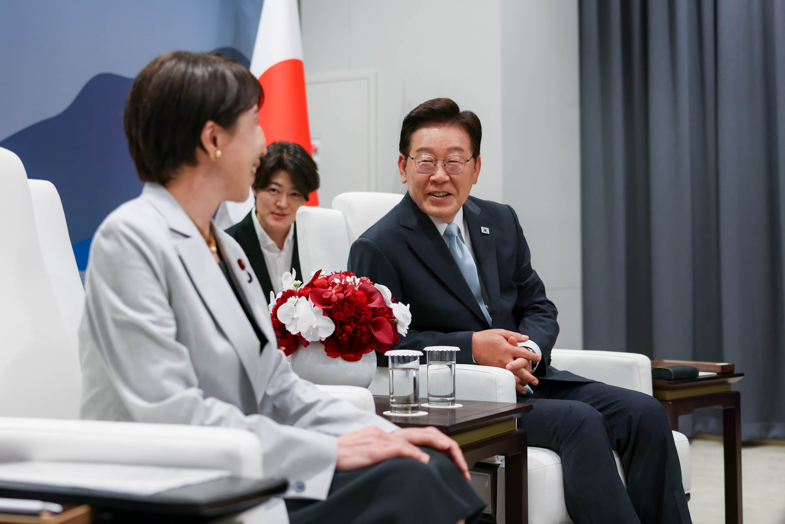Japan-ROK Summit Meeting (Small Group Meeting) (3)