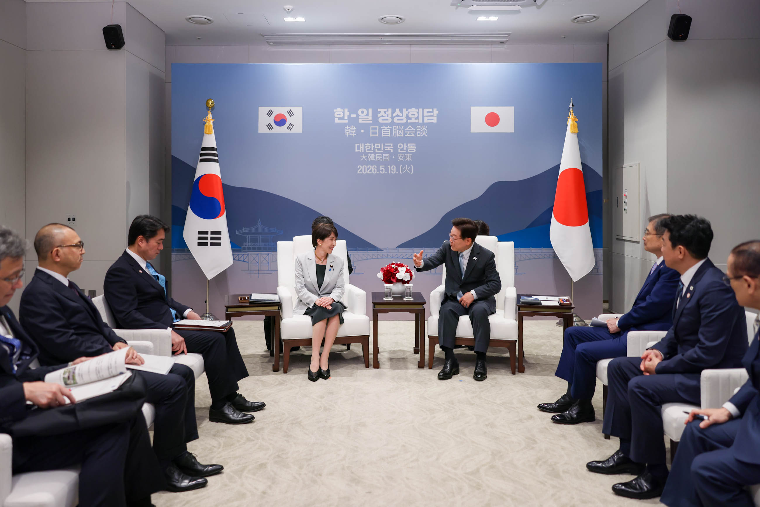 Japan-ROK Summit Meeting (Small Group Meeting) (4)