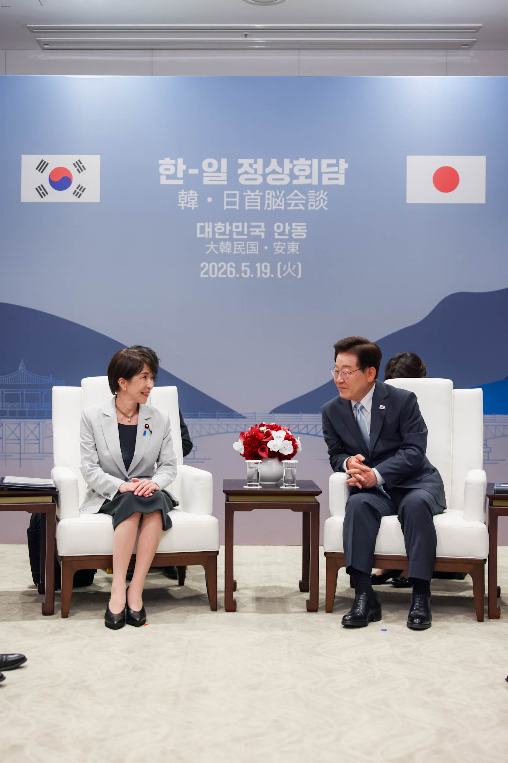 Japan-ROK Summit Meeting (Small Group Meeting) (5)